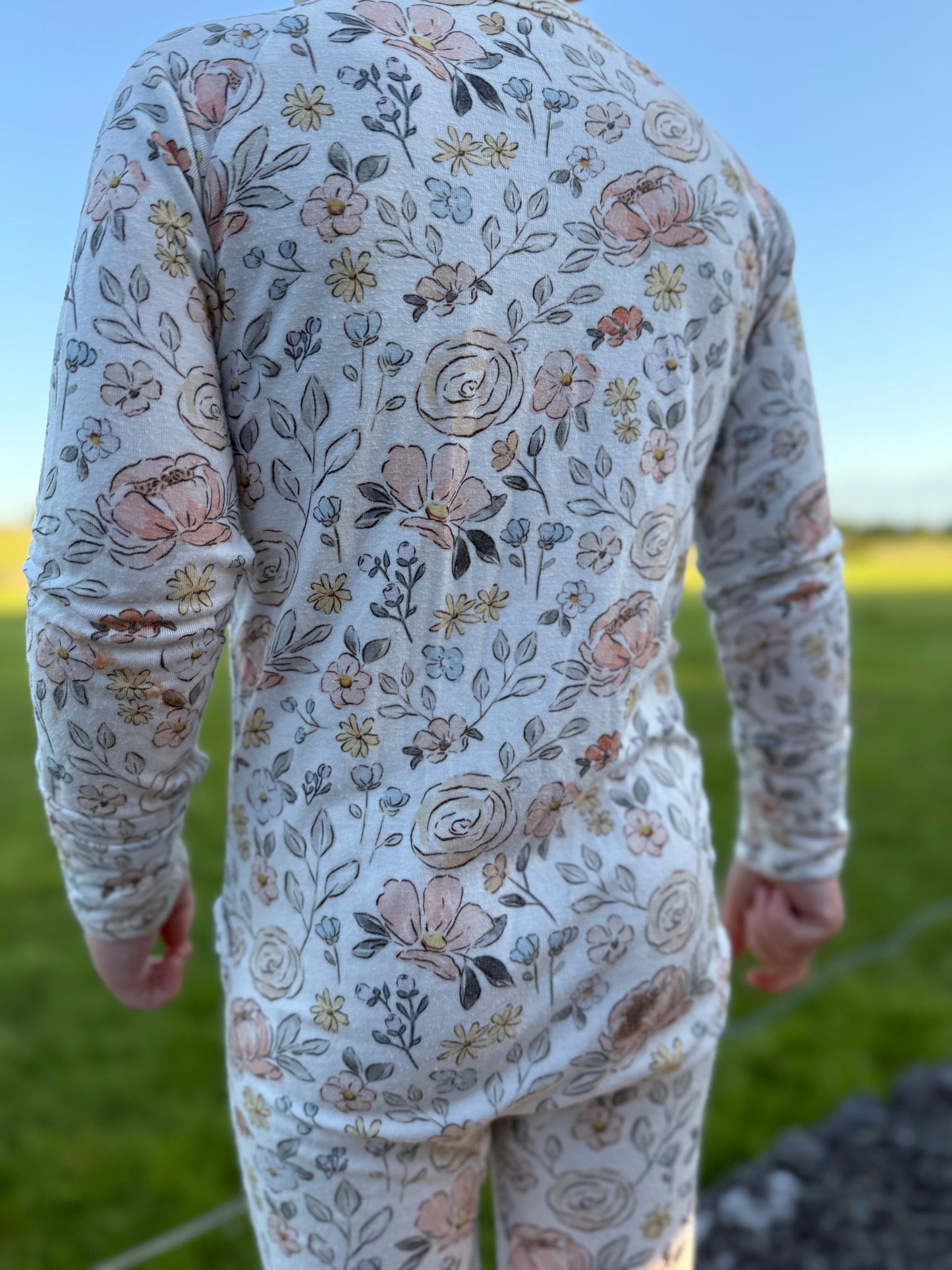 Modaler Zippy-Strampler mit Blütenblättern in Pastell