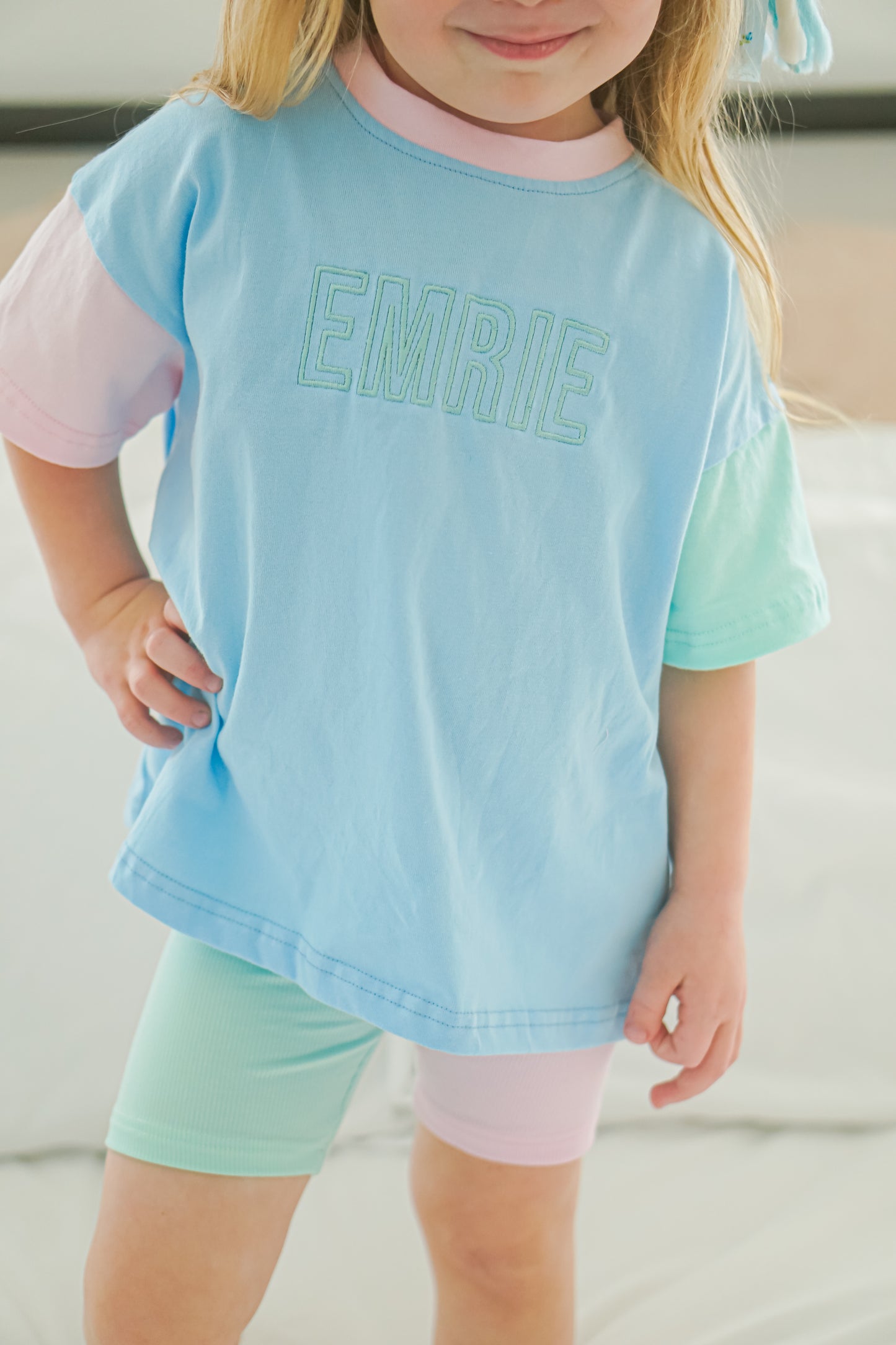 T-Shirt-Strampler mit individueller Stickerei und Farbblockdesign