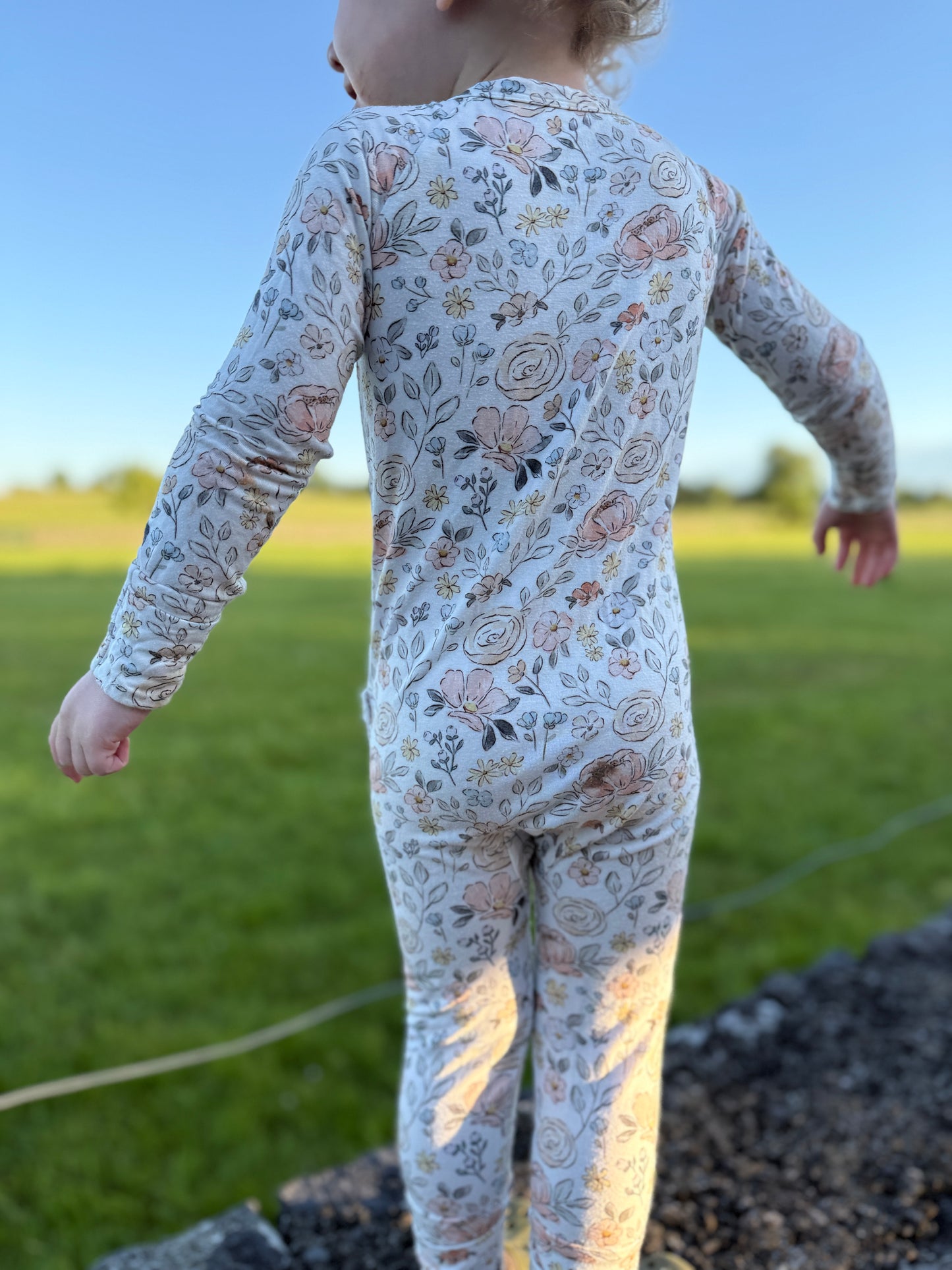 Modaler Zippy-Strampler mit Blütenblättern in Pastell