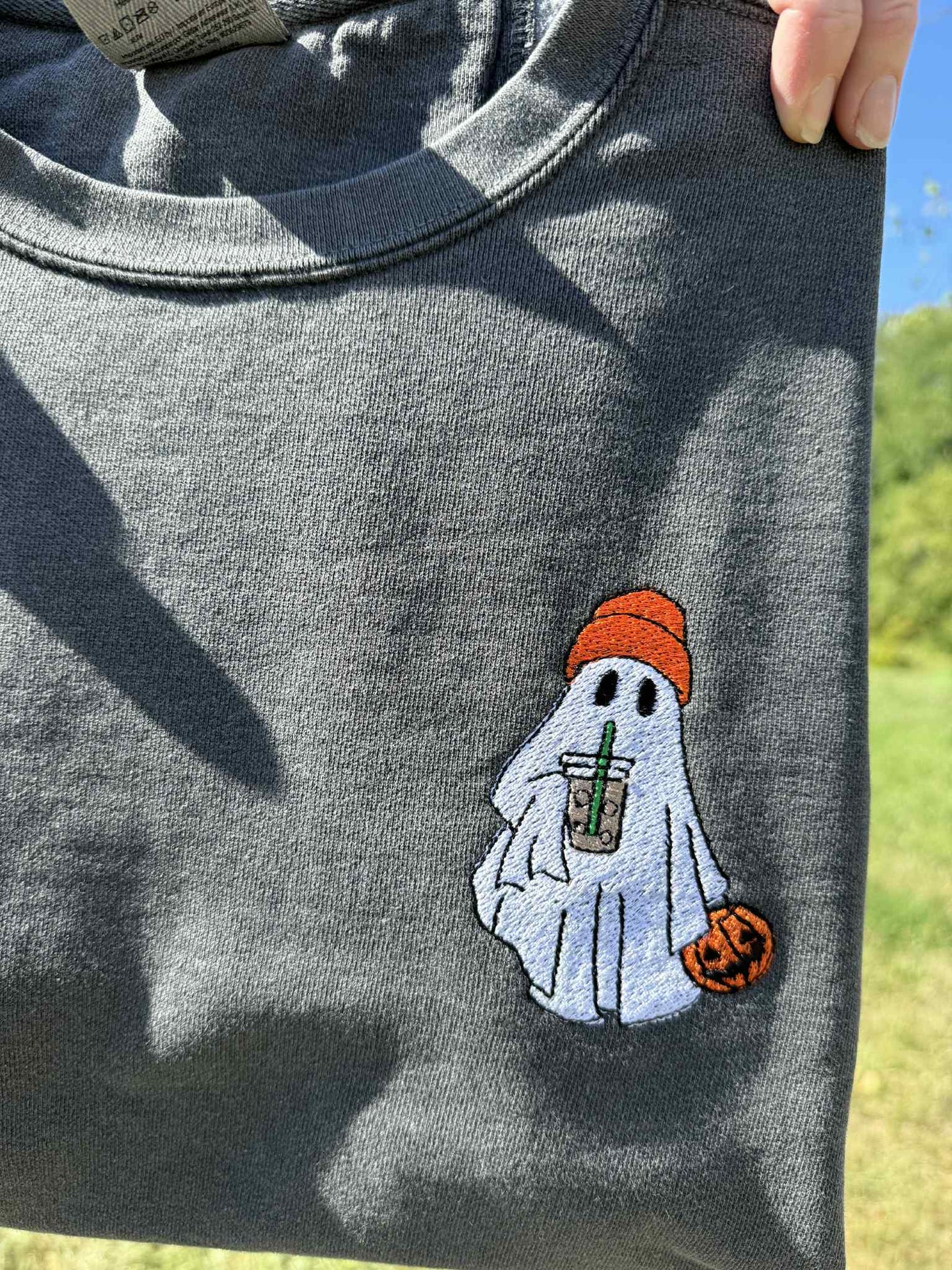 Besticktes Iced Coffee Ghost Comfort Colors T-Shirt für Erwachsene - weitere Farben