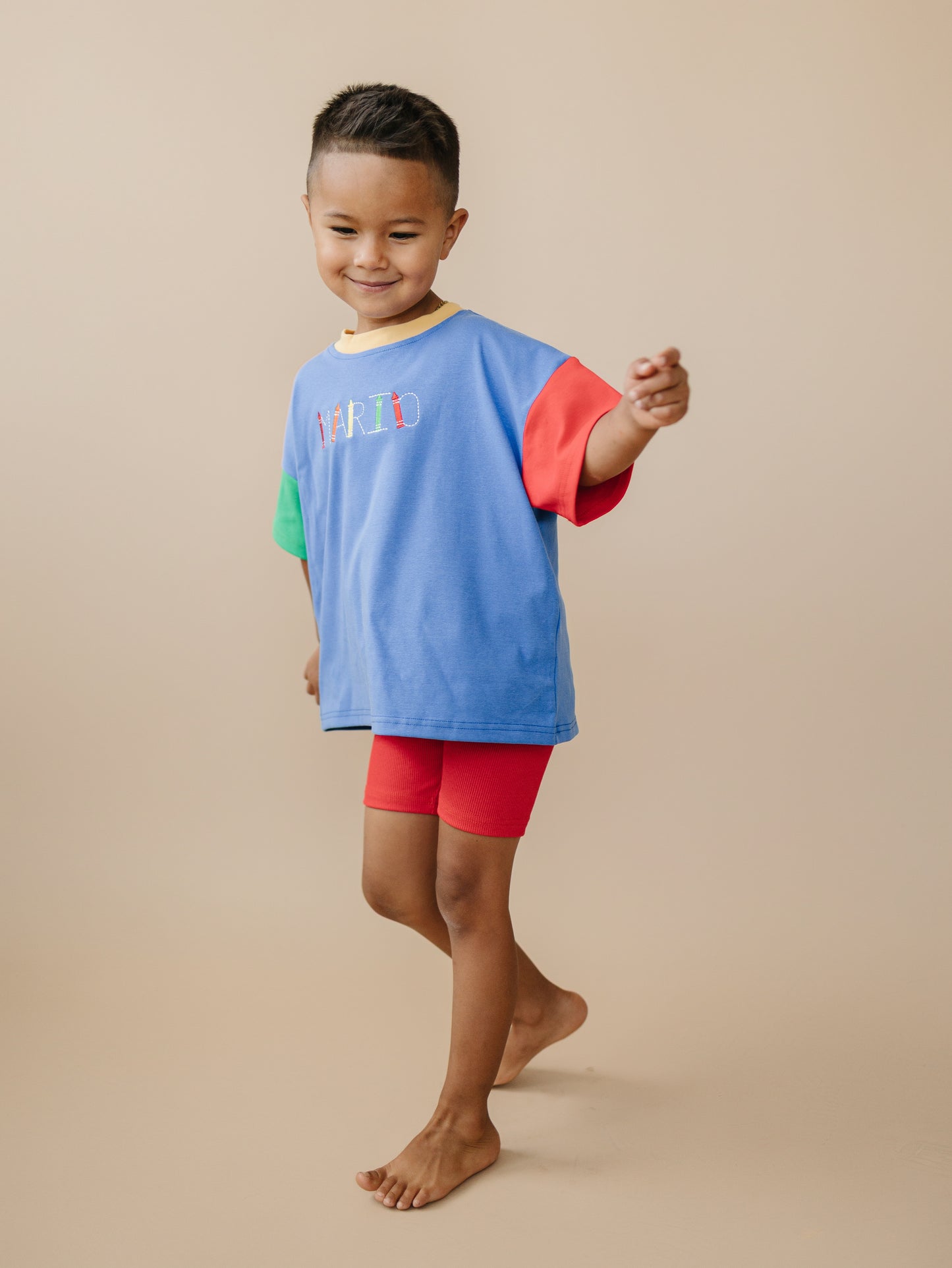 T-Shirt-Strampler mit individueller Stickerei und Farbblockdesign
