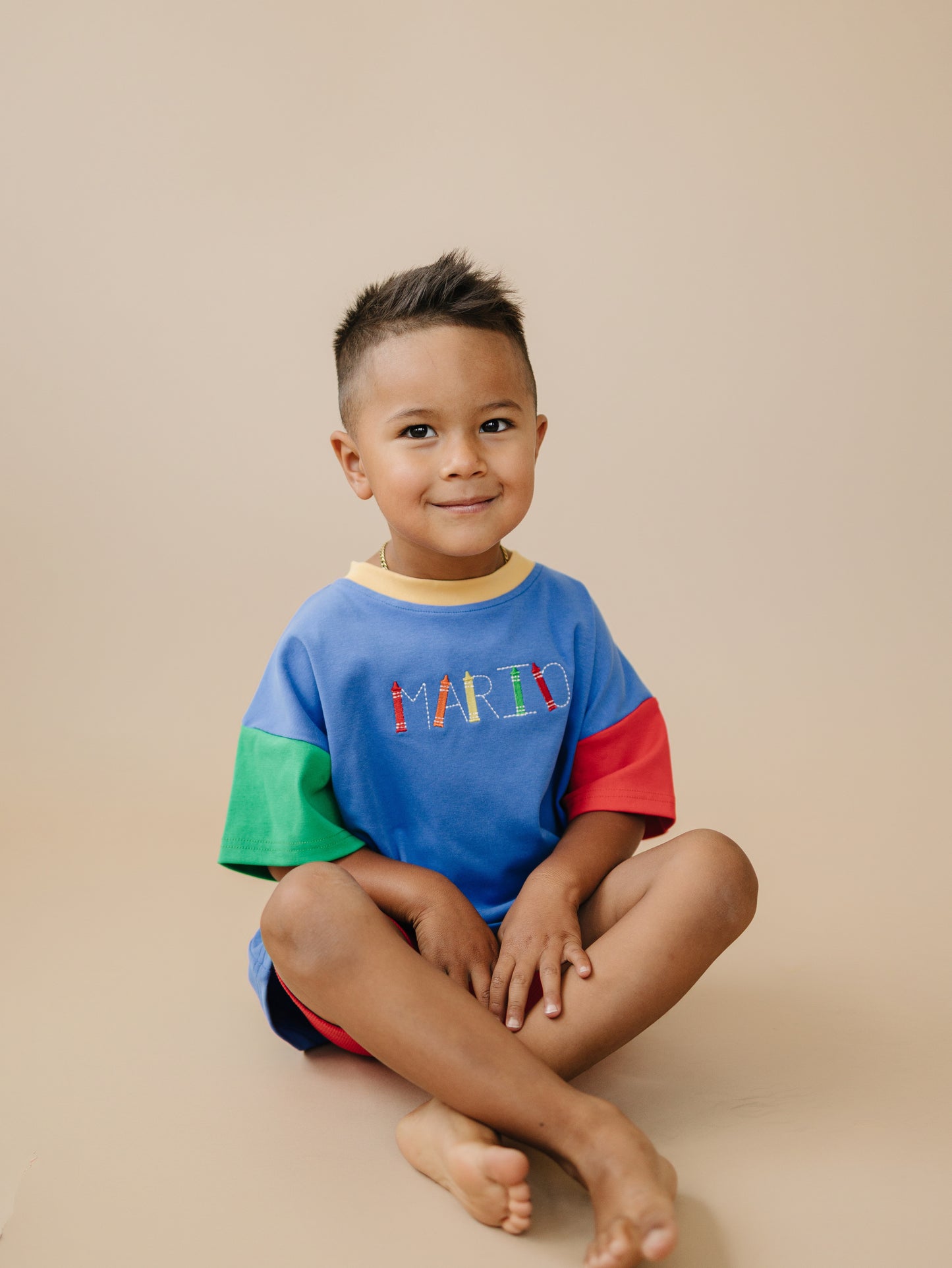 T-Shirt-Strampler mit individueller Stickerei und Farbblockdesign