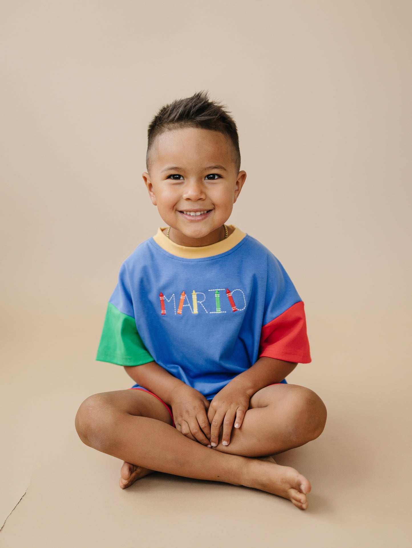 T-Shirt-Strampler mit individueller Stickerei und Farbblockdesign