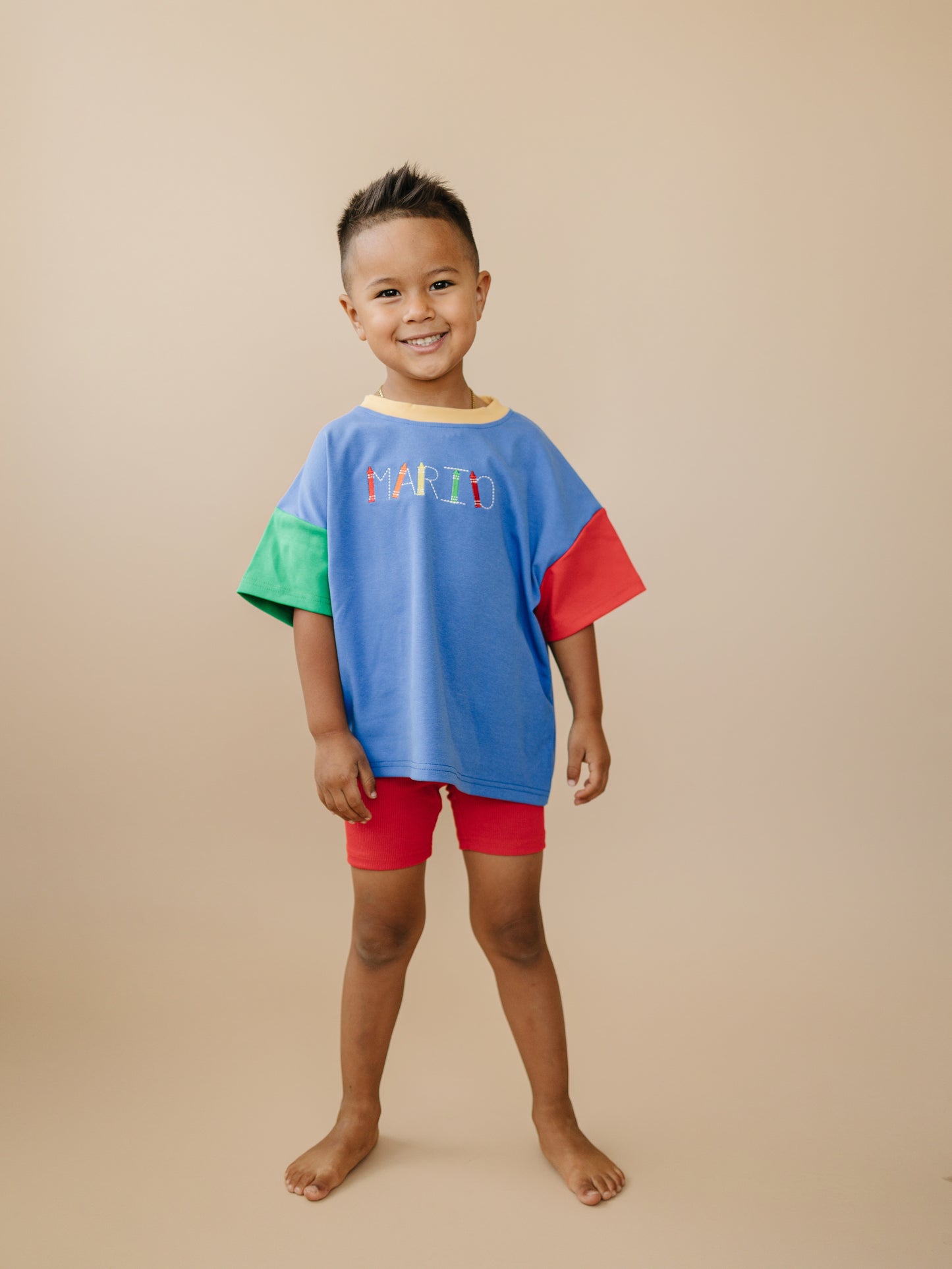 T-Shirt-Strampler mit individueller Stickerei und Farbblockdesign