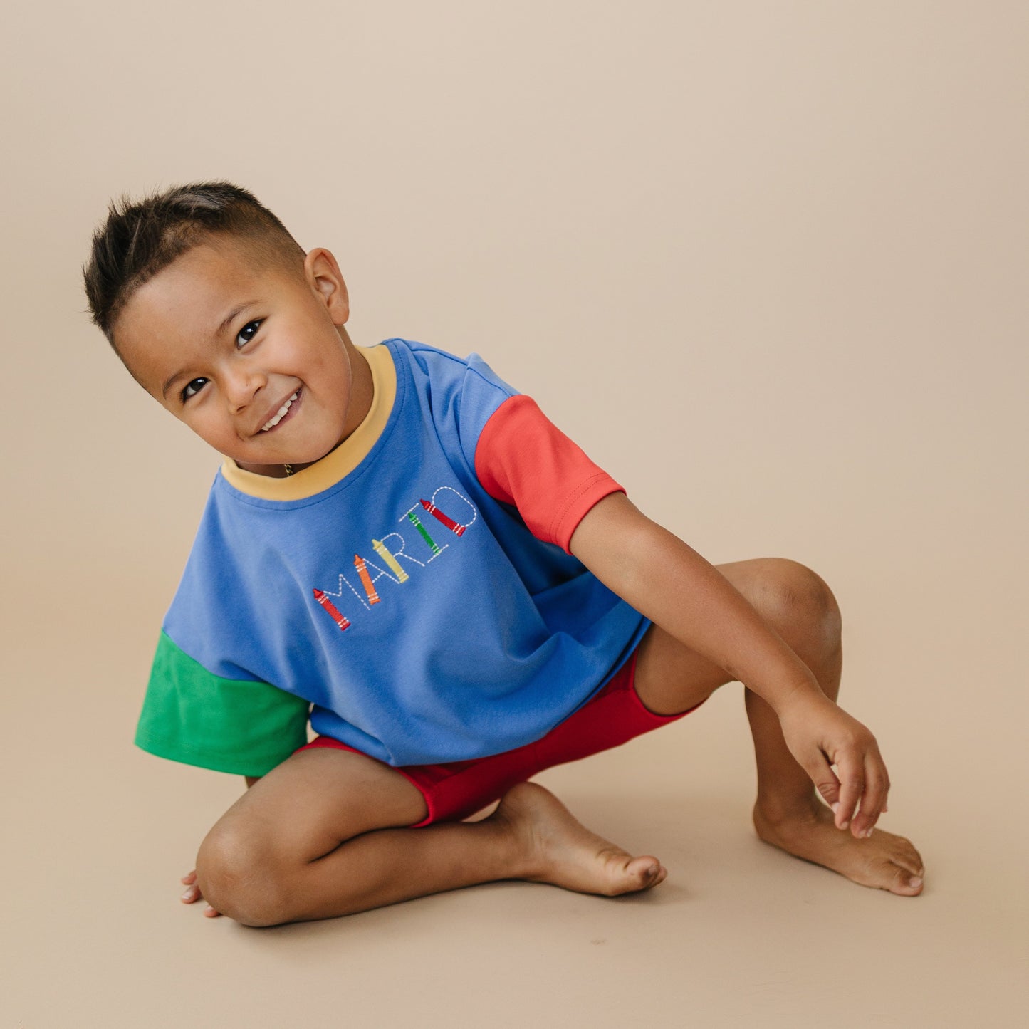 T-Shirt-Strampler mit individueller Stickerei und Farbblockdesign