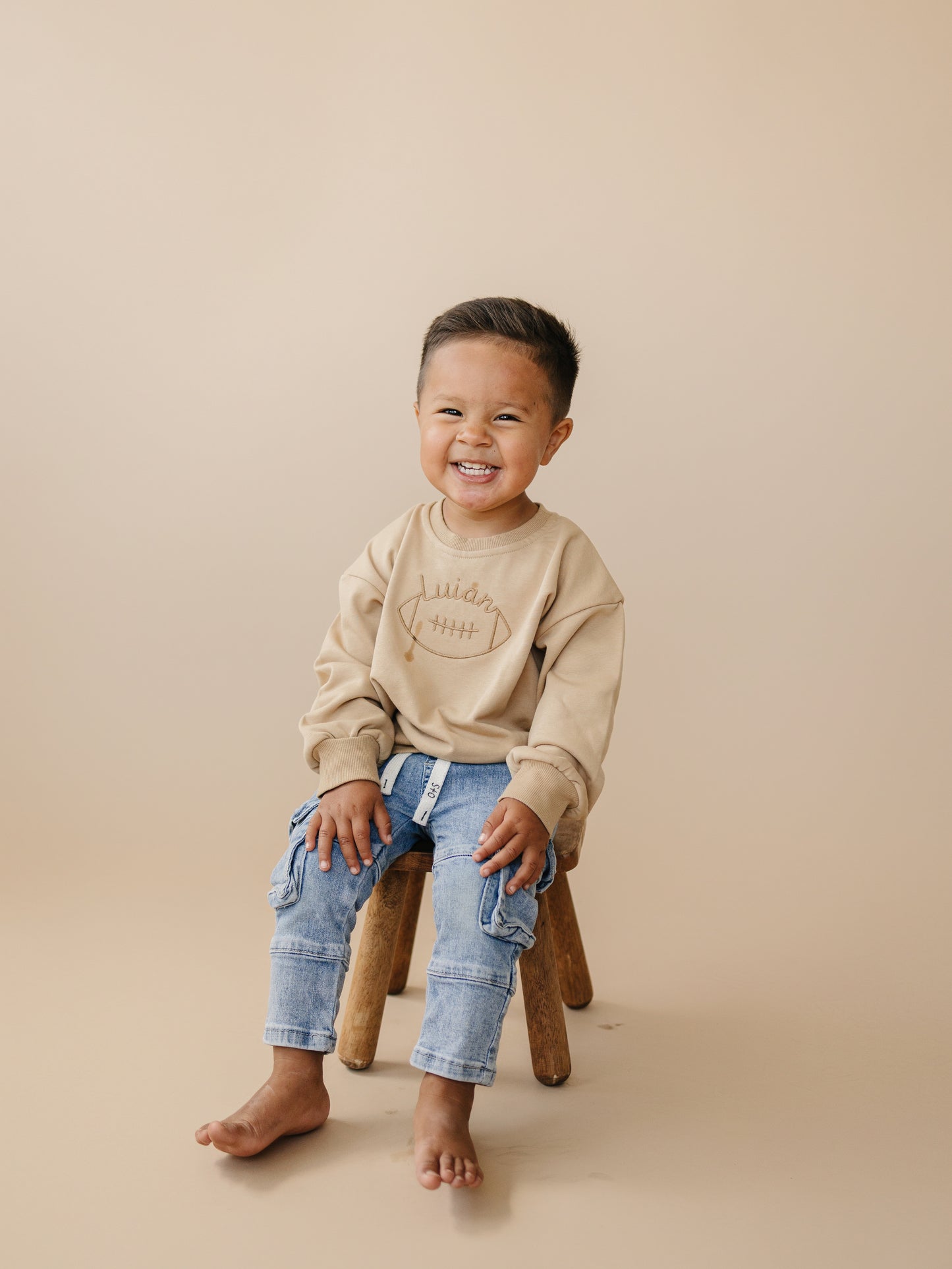 Sweatshirt mit Rundhalsausschnitt und individueller Stickerei