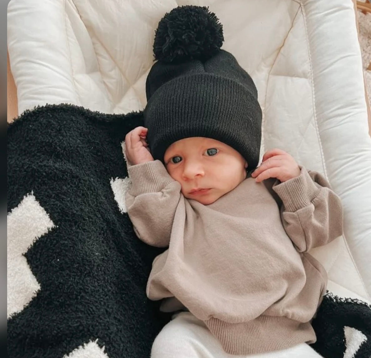 Schwarze Beanie mit Bommel