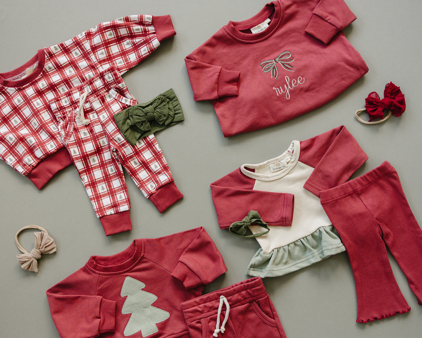 Rote Jogginghose mit Weihnachtsbaum-Print und Karomuster