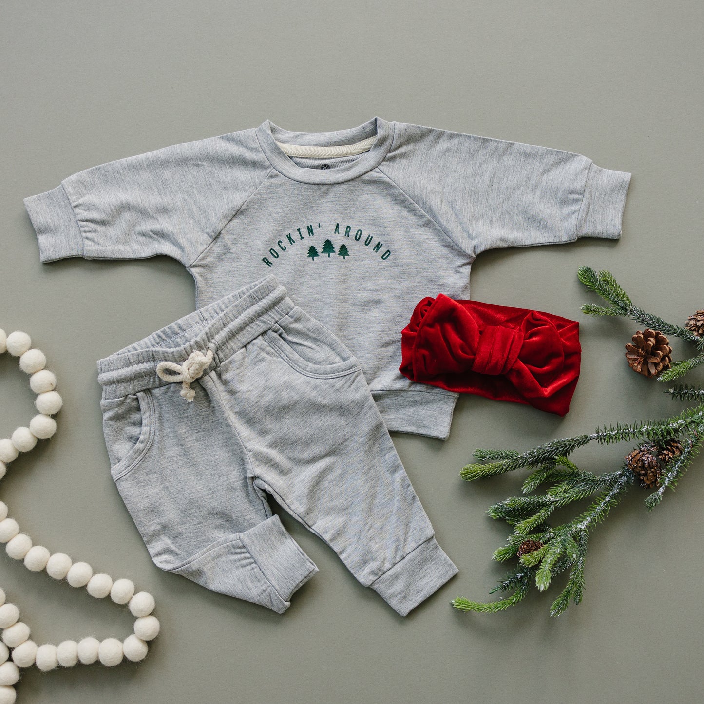 Rockin‘ Around Set aus Rundhalsausschnitt und Jogginghose aus Bambus mit Weihnachtsmotiv