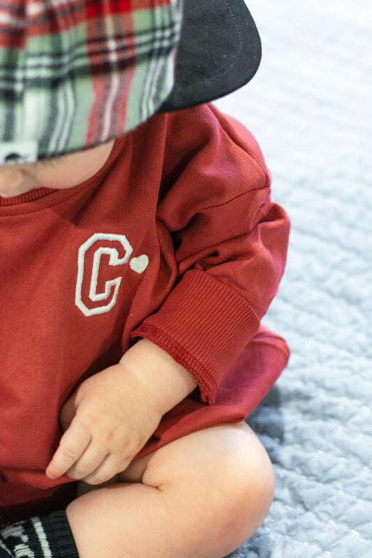 Benutzerdefinierte bestickte Valentinstag Sweatshirt Strampler - dunkelrot