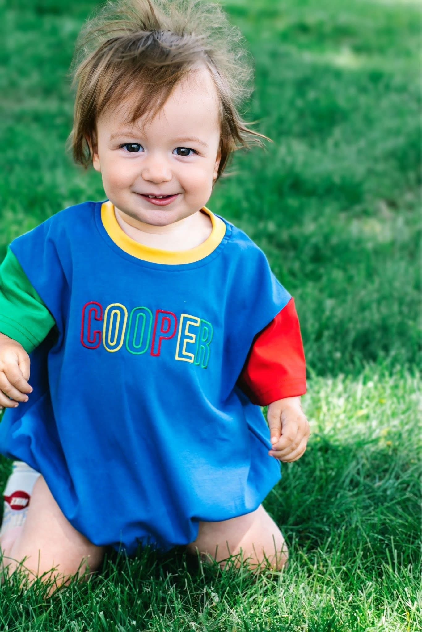 T-Shirt-Strampler mit individueller Stickerei und Farbblockdesign