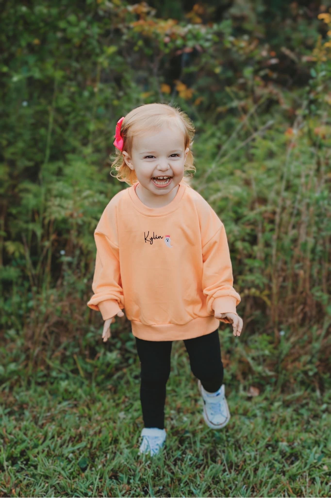 Sweatshirt mit Rundhalsausschnitt und individueller Stickerei - Creamsicle Orange