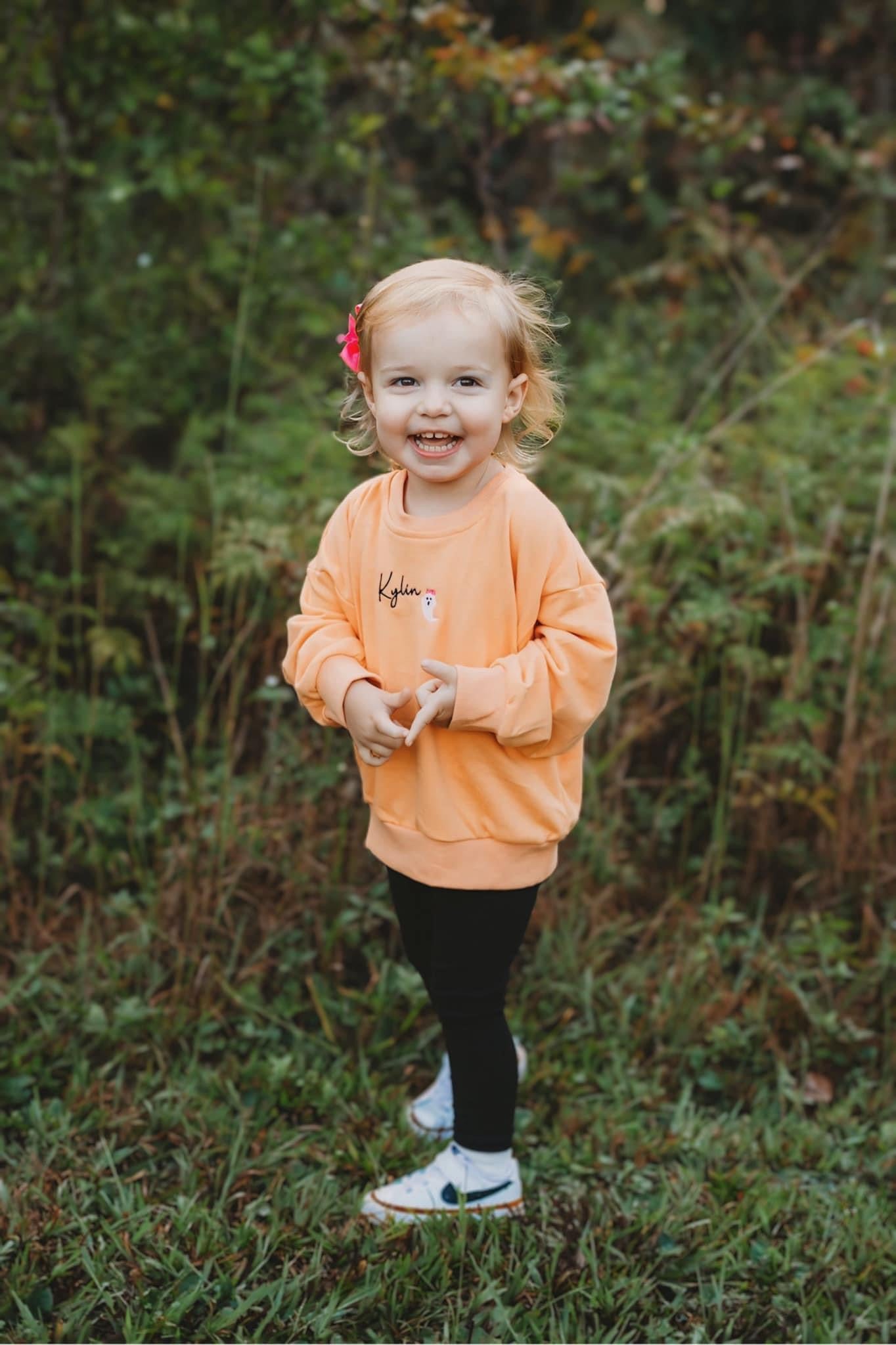Sweatshirt mit Rundhalsausschnitt und individueller Stickerei - Creamsicle Orange