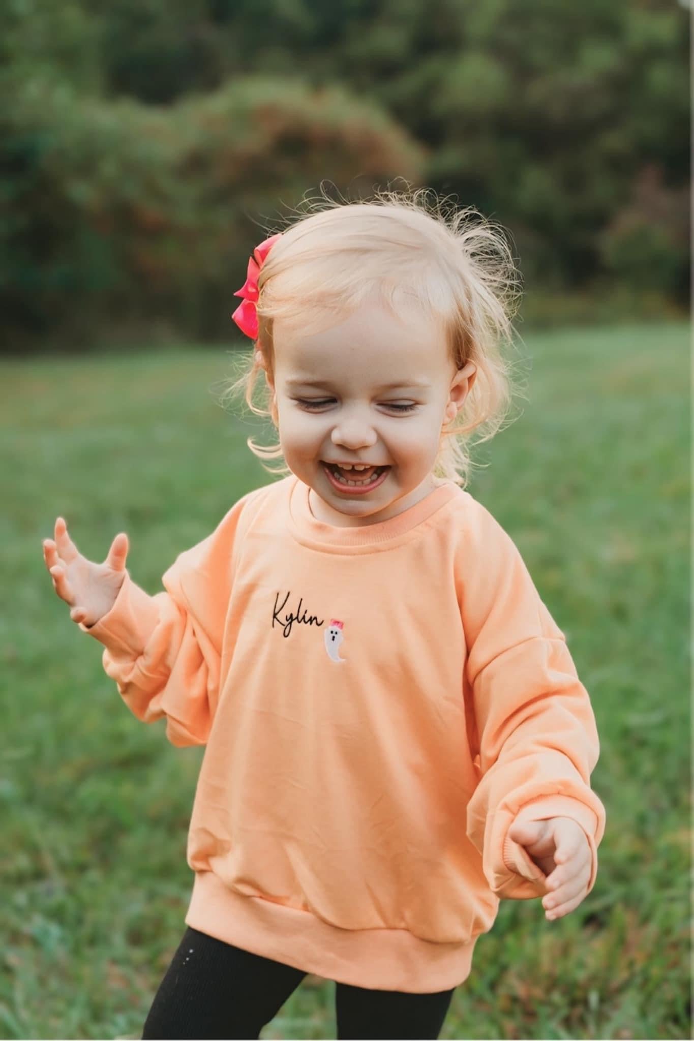 Sweatshirt mit Rundhalsausschnitt und individueller Stickerei - Creamsicle Orange
