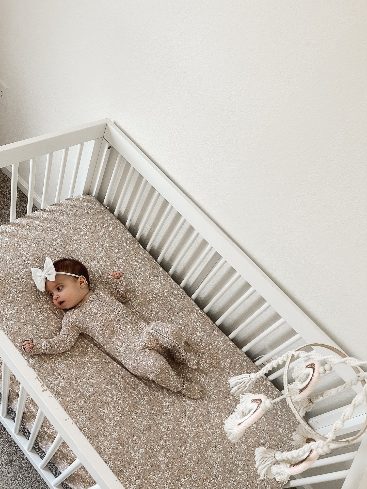 Zierliches, gepunktetes Bambus-Bettlaken für Kinderbett