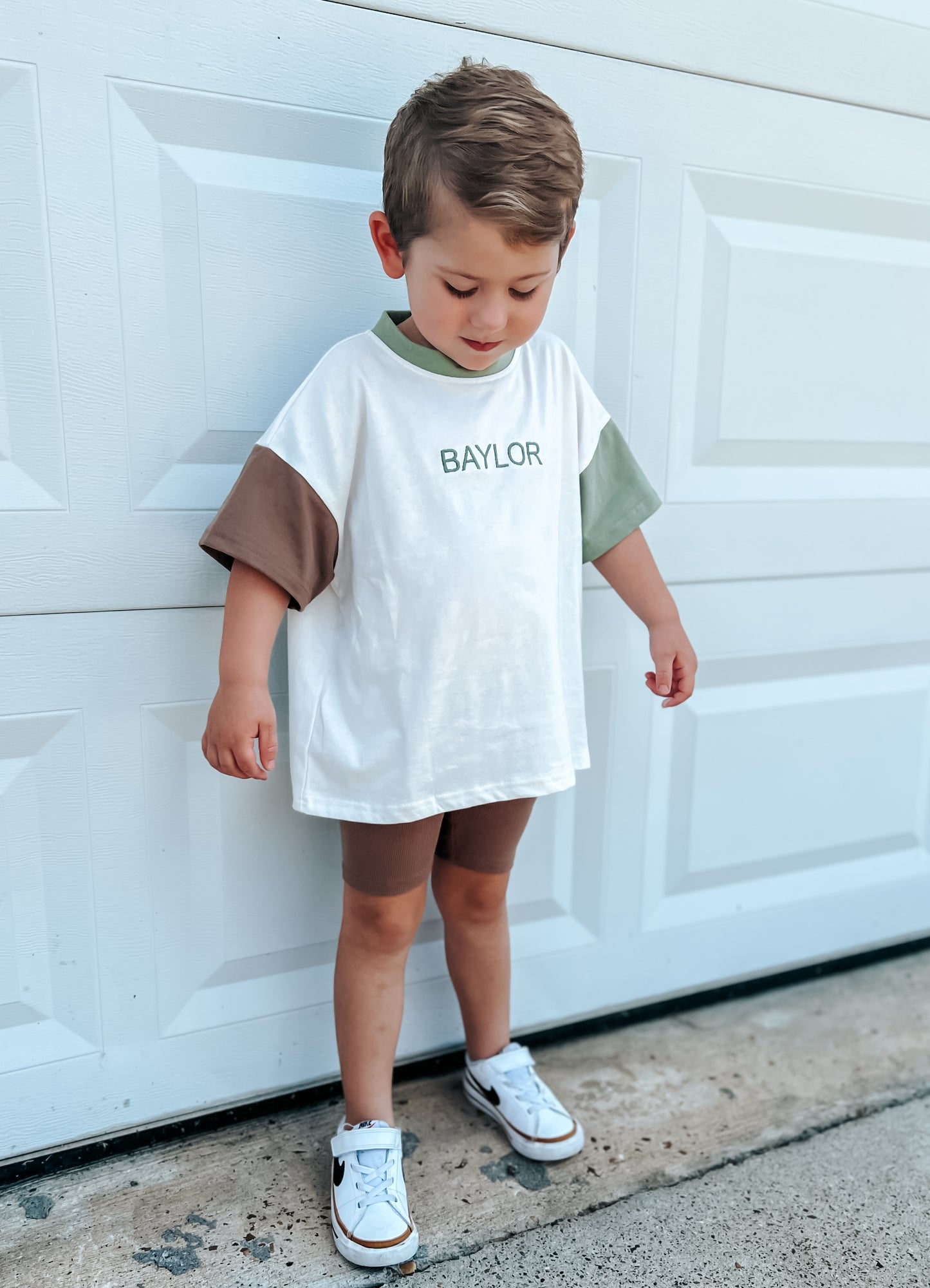 T-Shirt-Strampler mit individueller Stickerei und Farbblockdesign
