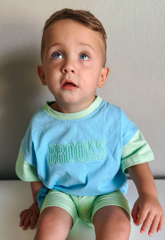 T-Shirt-Strampler mit individueller Stickerei und Farbblockdesign