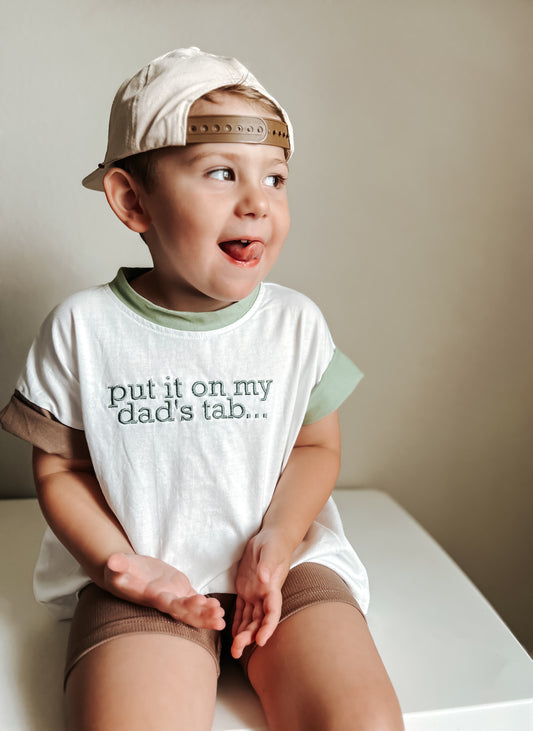 T-Shirt-Strampler mit individueller Stickerei und Farbblockdesign