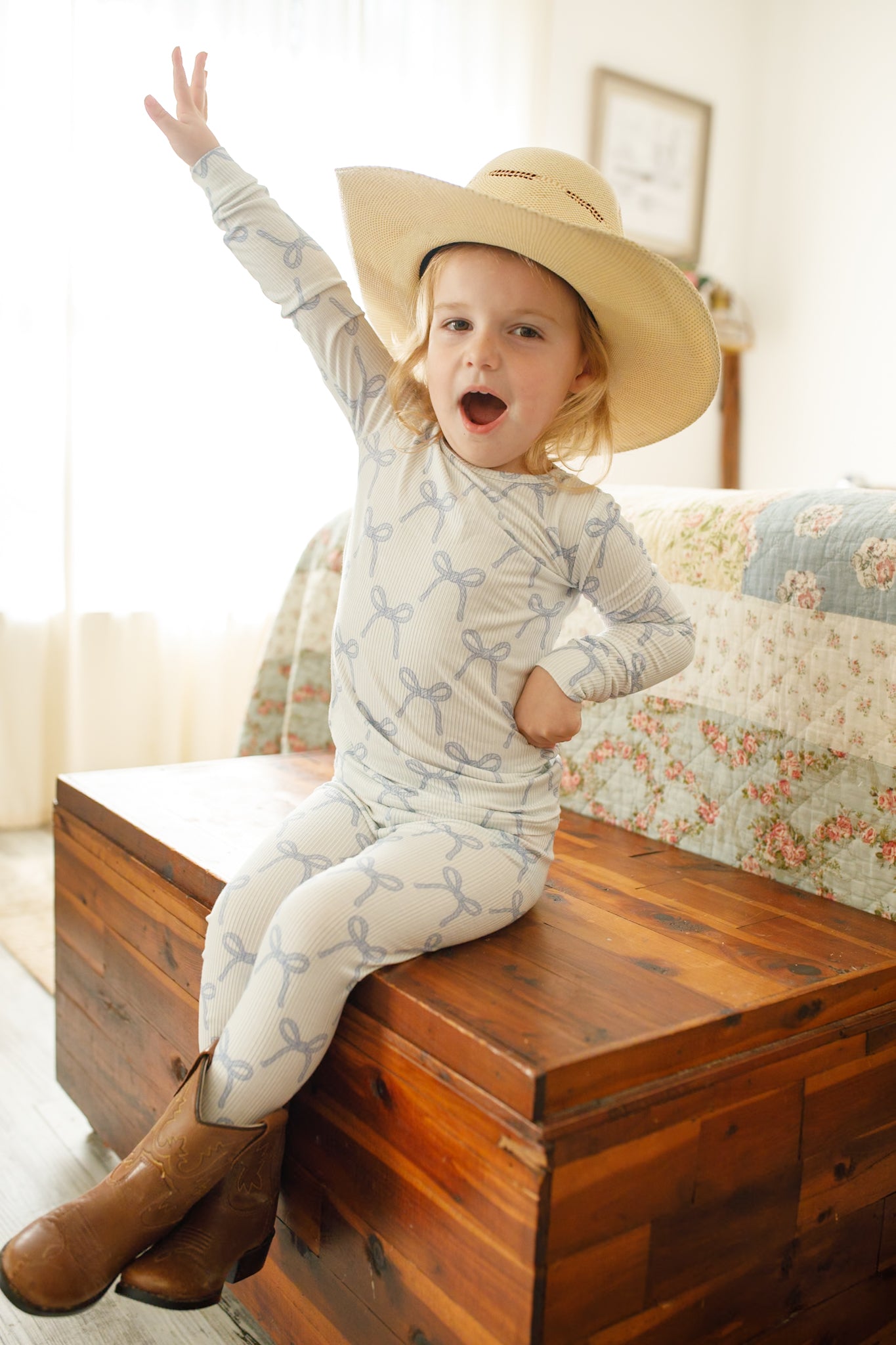 Blushing Bows – 2-teiliges Pyjama-Set aus geripptem Bambus