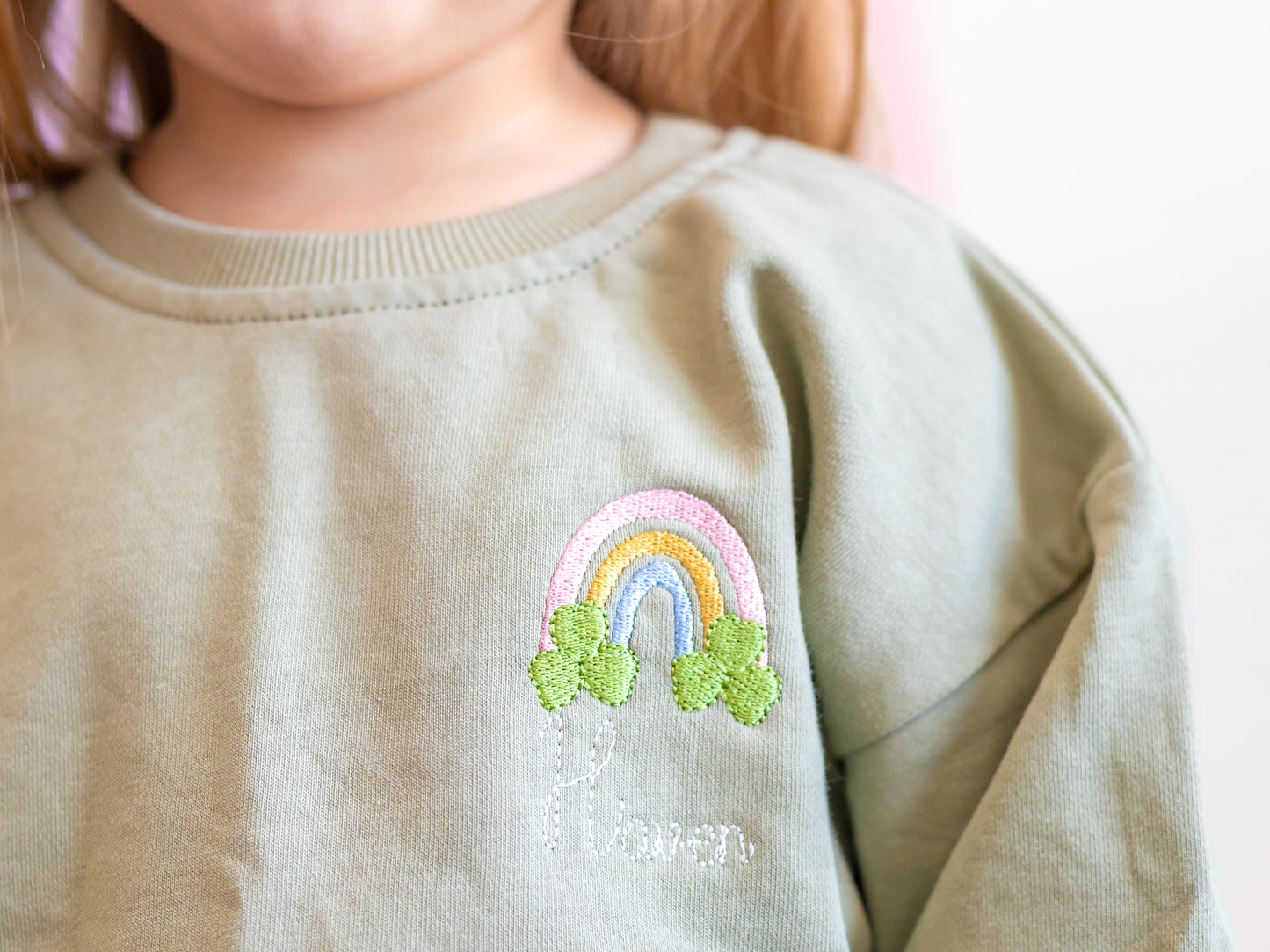 NEU: Individuell besticktes Sweatshirt mit Rundhalsausschnitt zum St. Patrick's Day - Salbeigrün