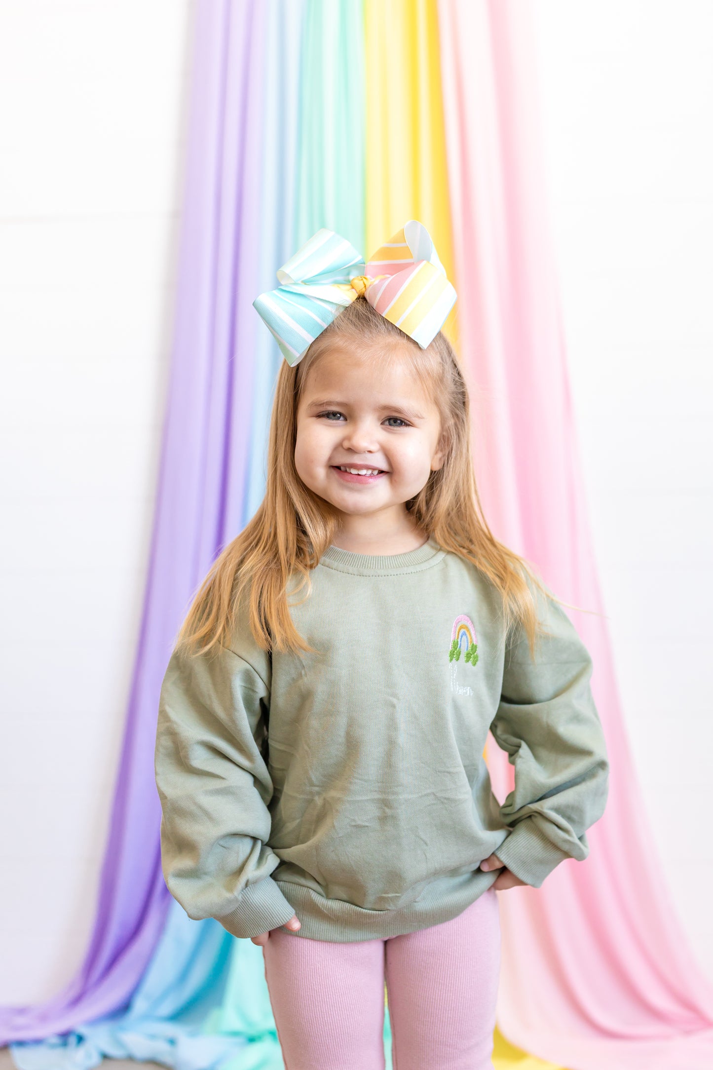 NEU: Individuell besticktes Sweatshirt mit Rundhalsausschnitt zum St. Patrick's Day - Salbeigrün