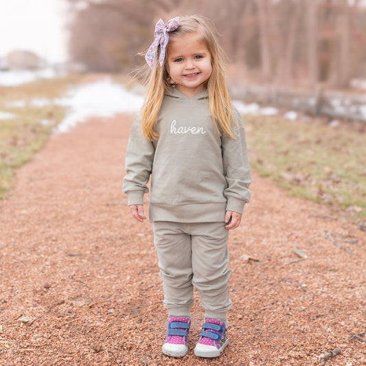 Hoodie-Jogging-Set aus Bio-Baumwolle mit individueller Stickerei - Salbei