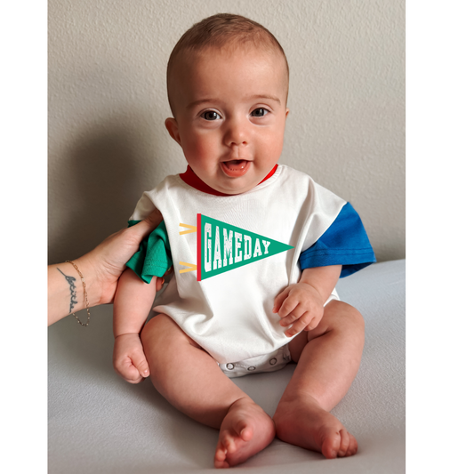 T-Shirt-Strampler mit individueller Stickerei und Farbblockdesign