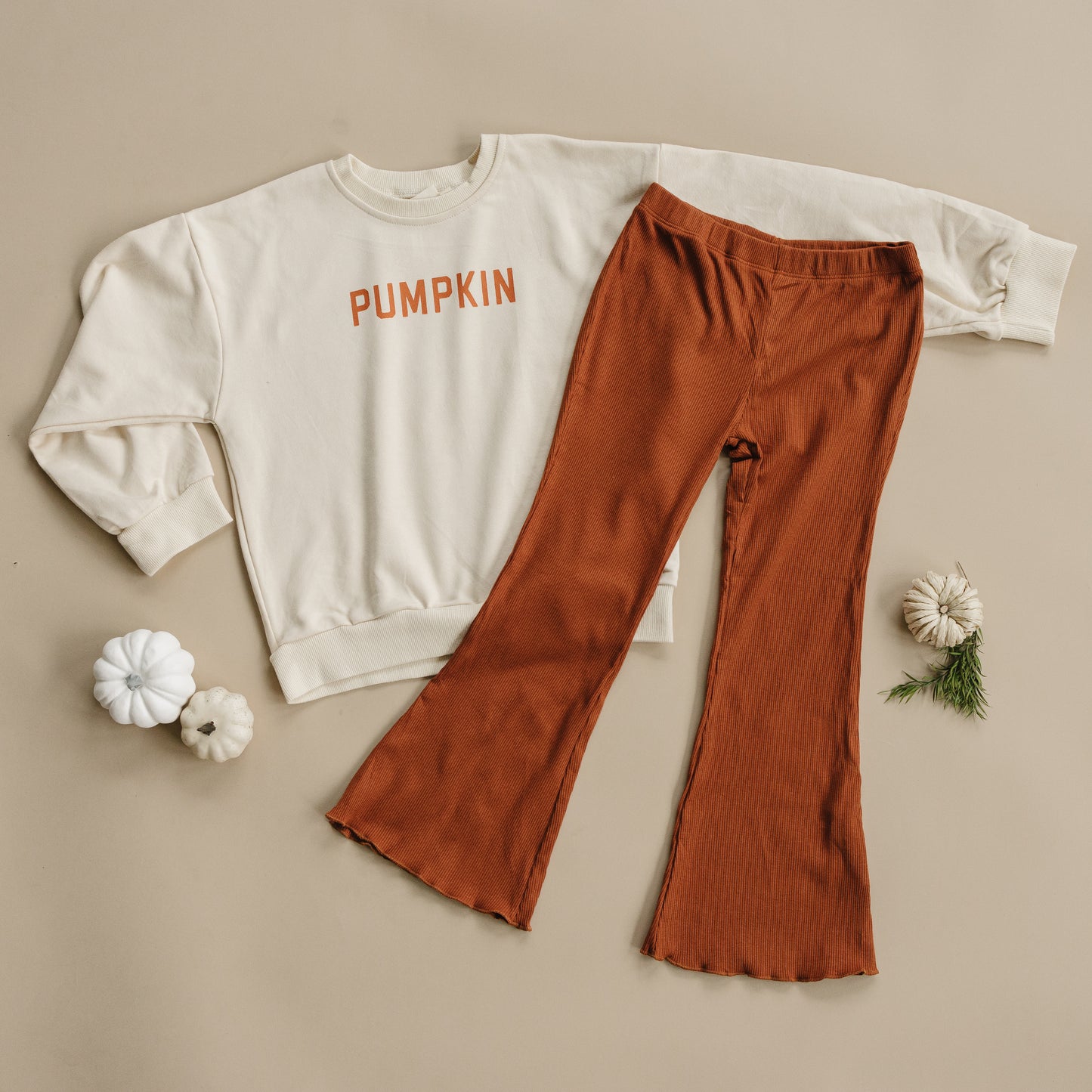 Cremefarbenes Sweatshirt mit Rundhalsausschnitt und „Kürbis“-Print