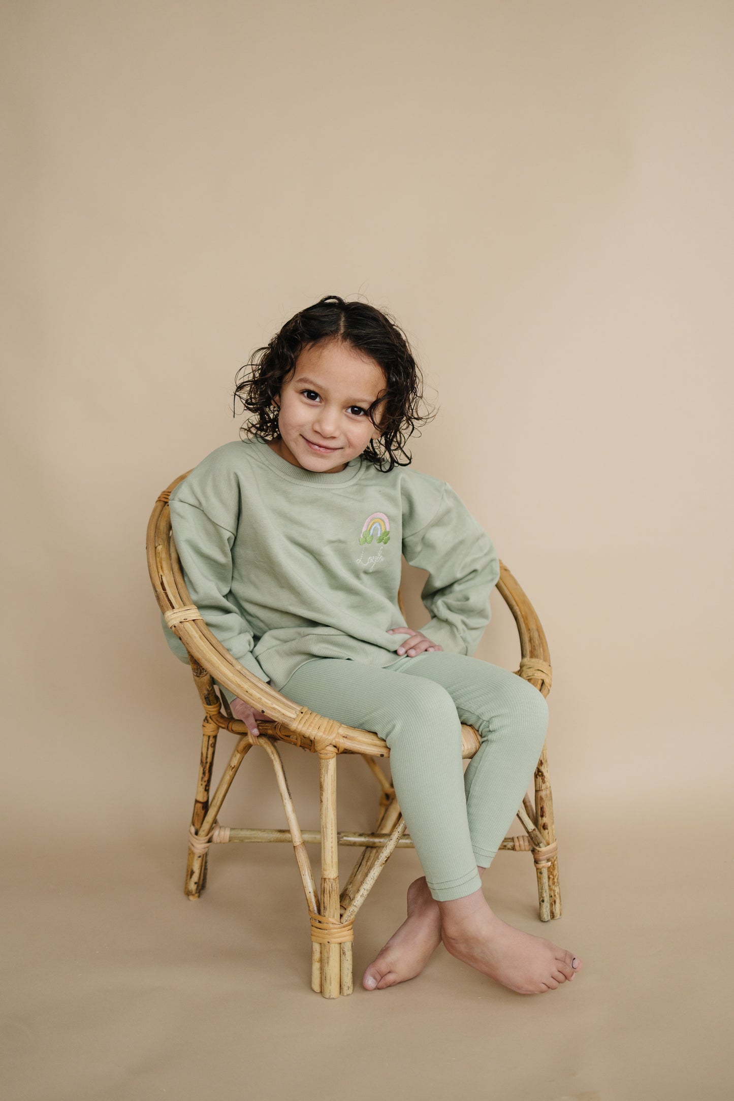 NEU: Individuell besticktes Sweatshirt mit Rundhalsausschnitt zum St. Patrick's Day - Salbeigrün