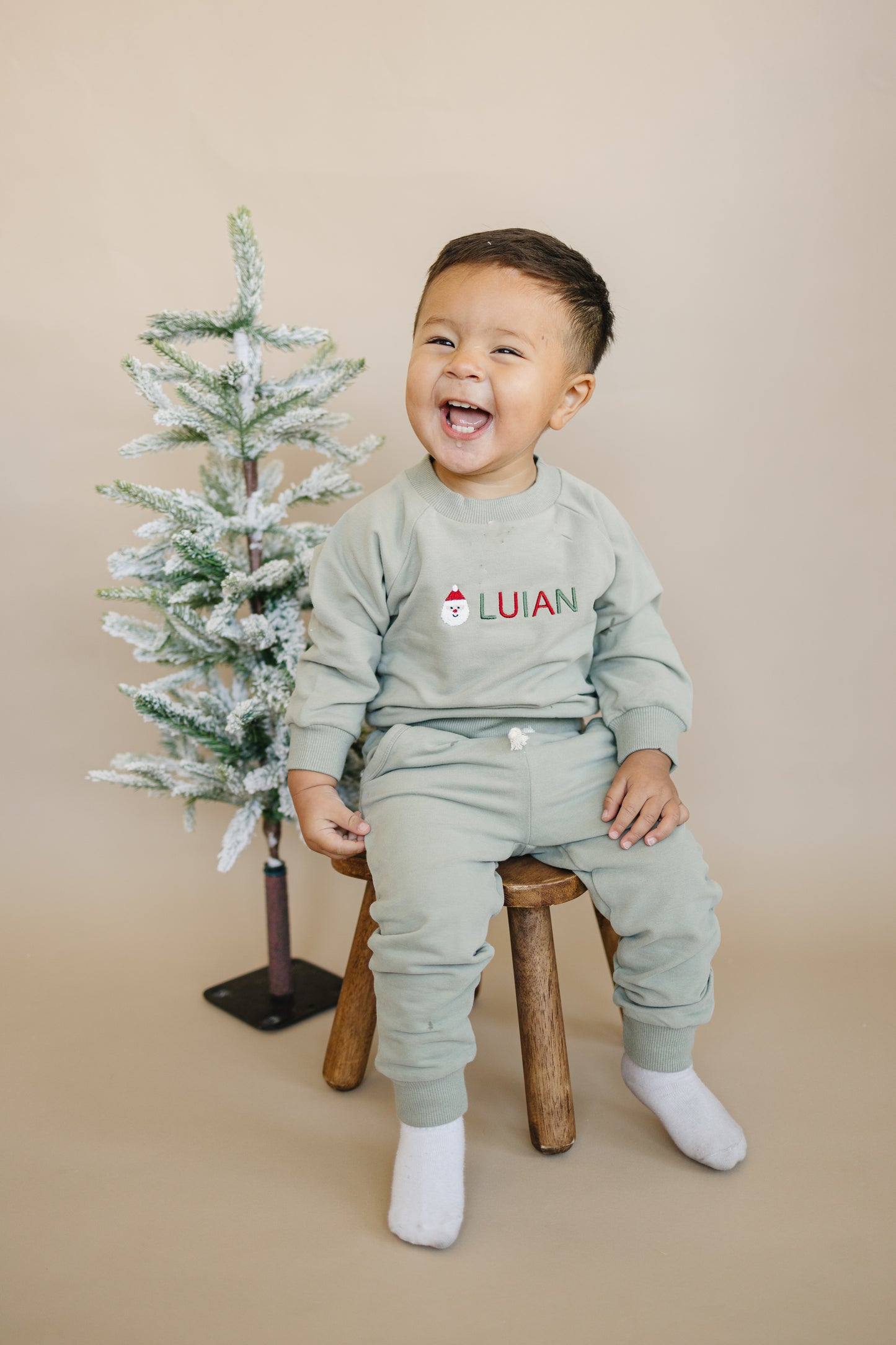 Jogginganzug aus Bio-Baumwolle mit Weihnachtsstickerei - Salbeigrün