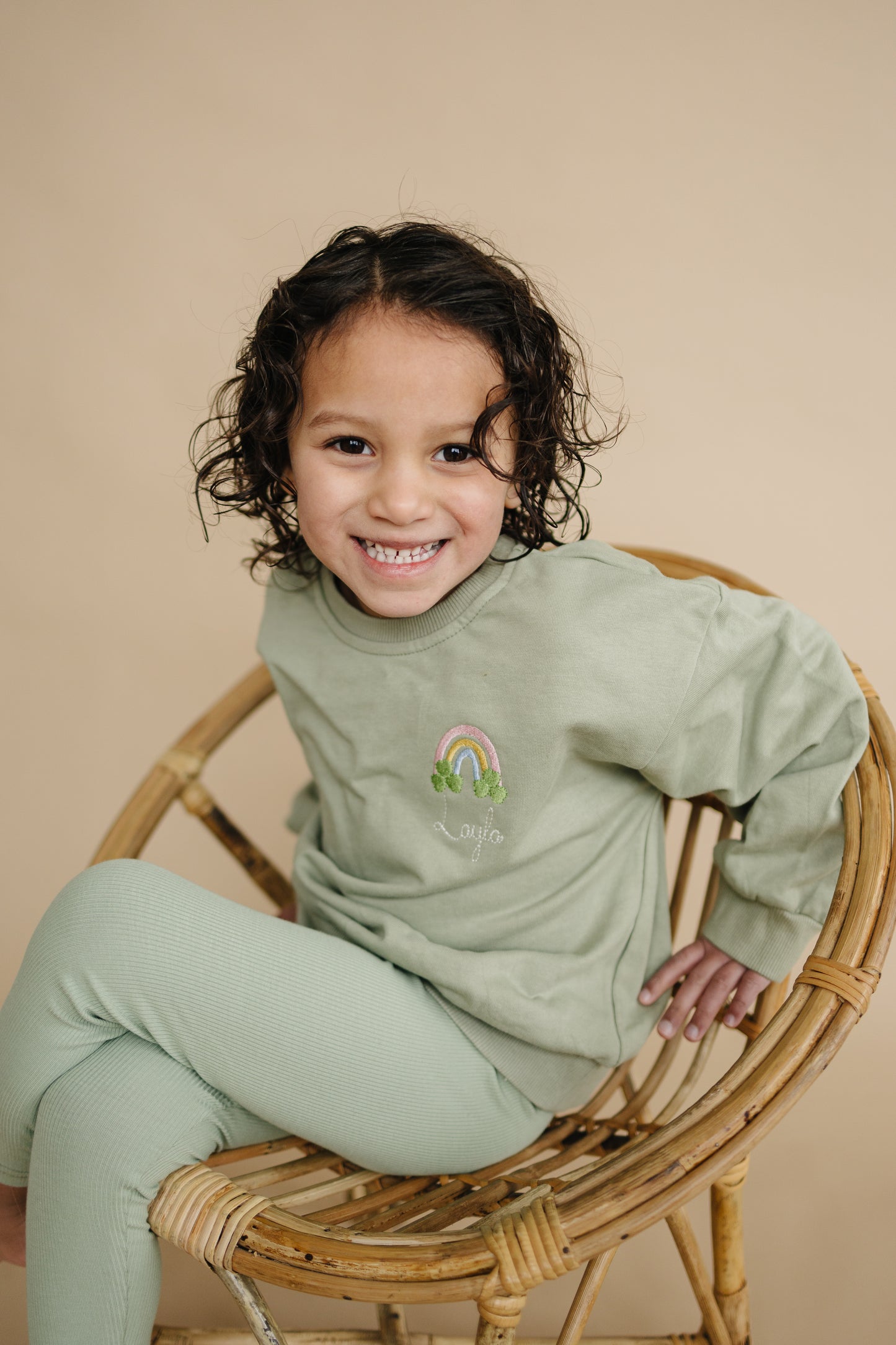NEU: Individuell besticktes Sweatshirt mit Rundhalsausschnitt zum St. Patrick's Day - Salbeigrün