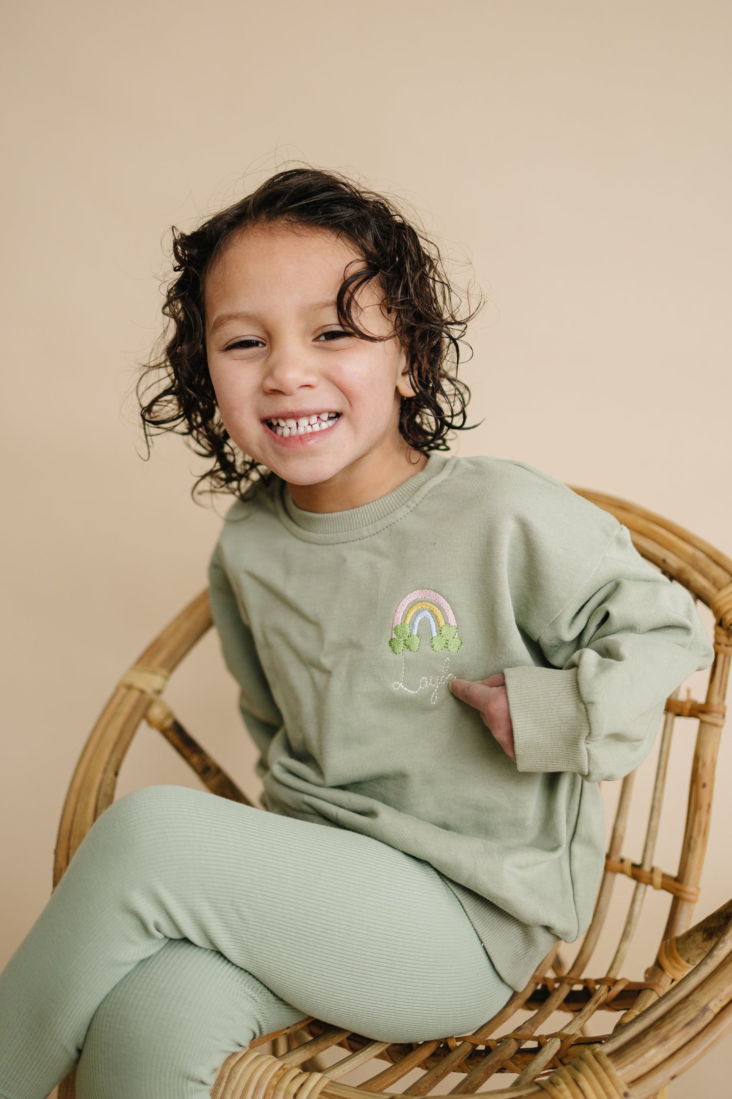 NEU: Individuell besticktes Sweatshirt mit Rundhalsausschnitt zum St. Patrick's Day - Salbeigrün