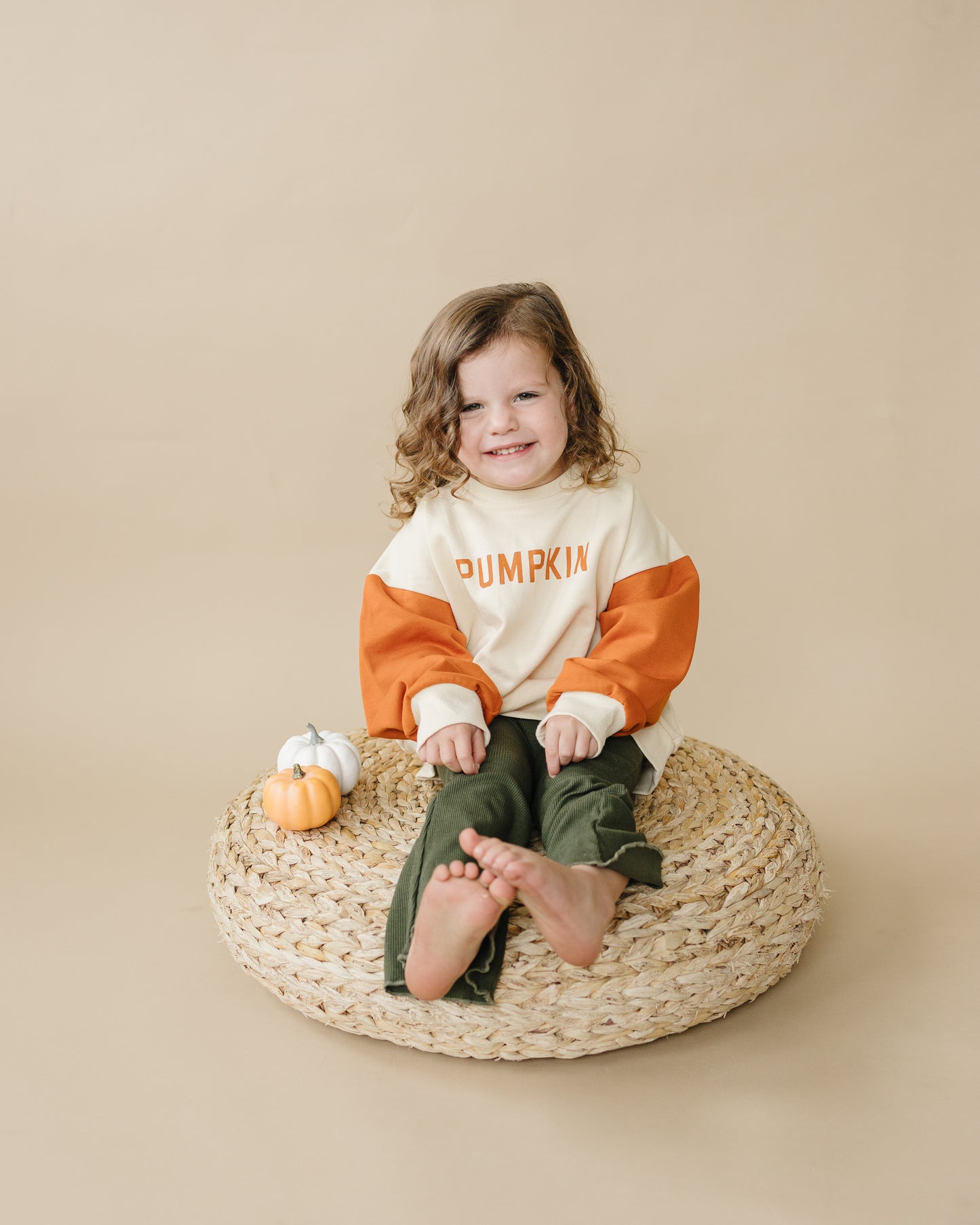 Sweatshirt mit Rundhalsausschnitt und „Kürbis“-Print in Farbblock-Optik