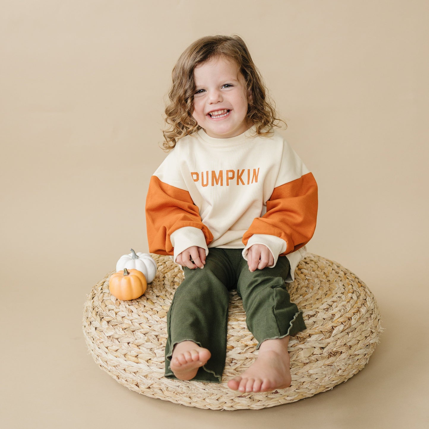 Sweatshirt mit Rundhalsausschnitt und „Kürbis“-Print in Farbblock-Optik