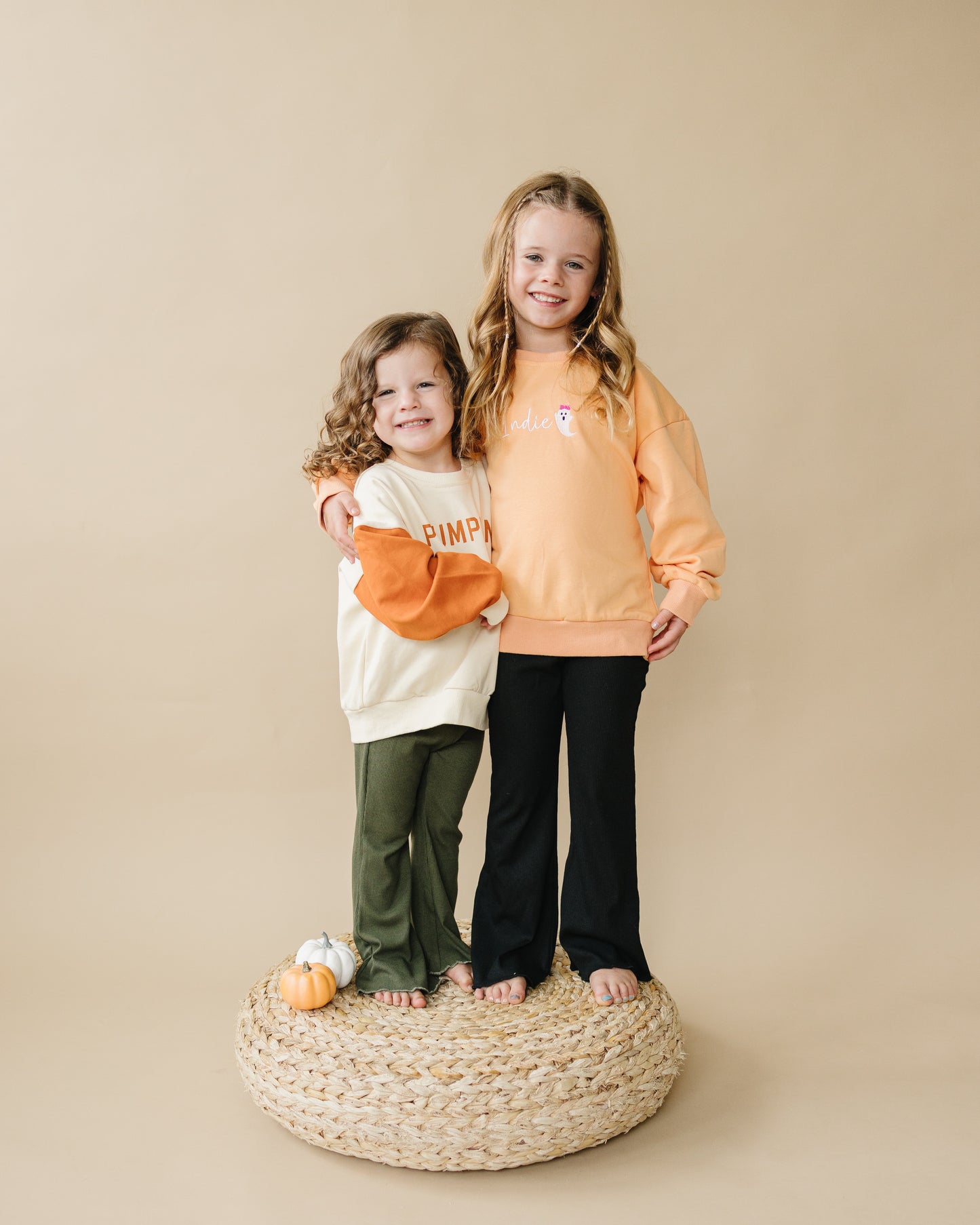 Sweatshirt mit Rundhalsausschnitt und „Kürbis“-Print in Farbblock-Optik