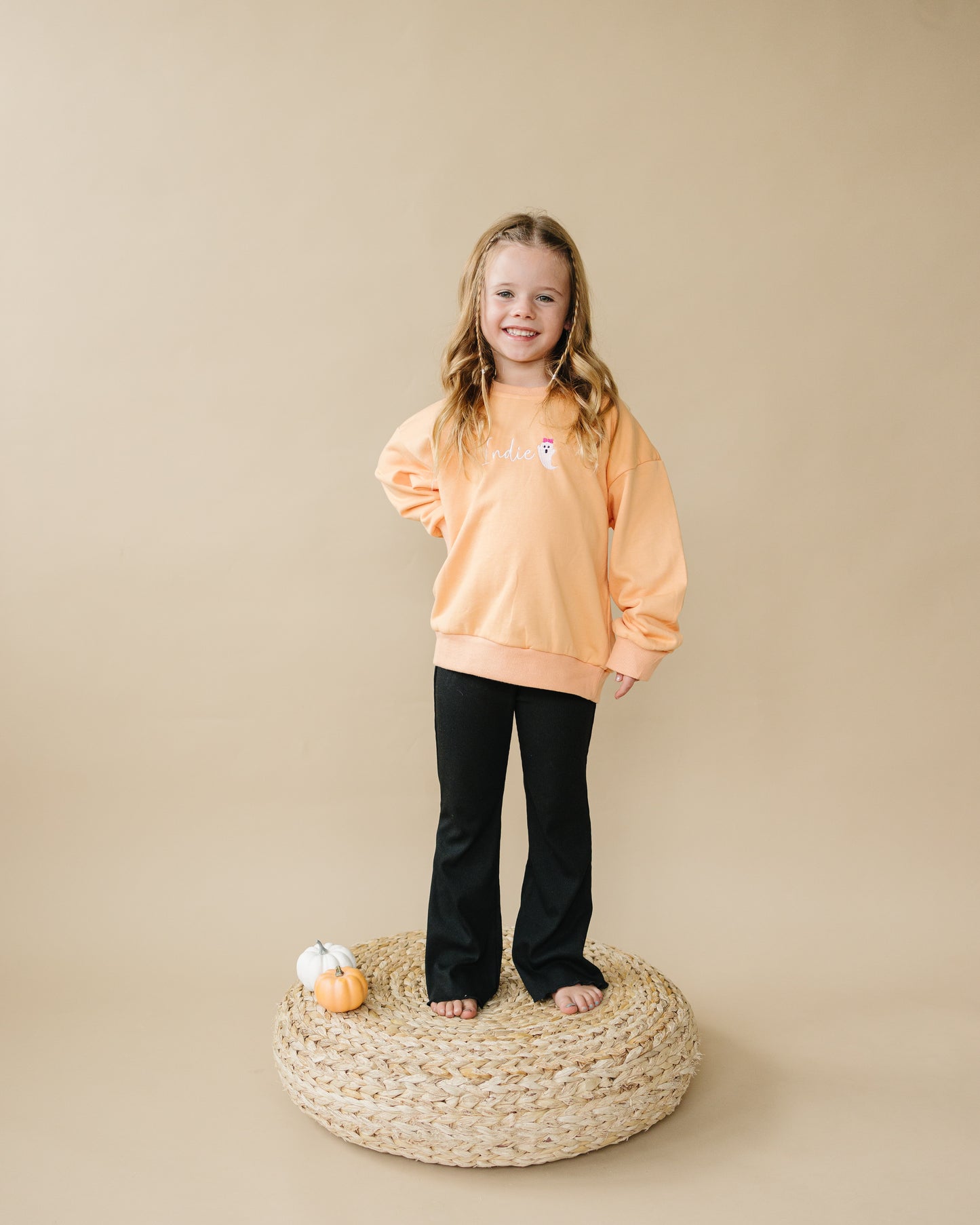 Sweatshirt mit Rundhalsausschnitt und individueller Stickerei - Creamsicle Orange