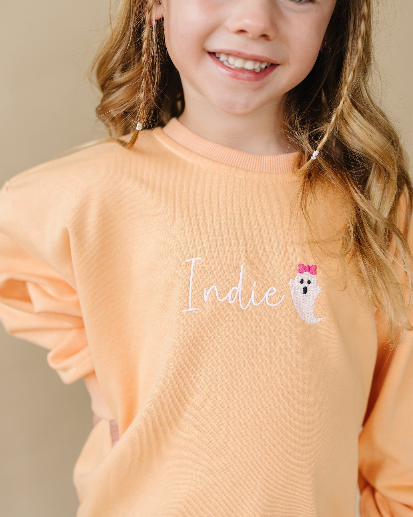 Sweatshirt mit Rundhalsausschnitt und individueller Stickerei - Creamsicle Orange