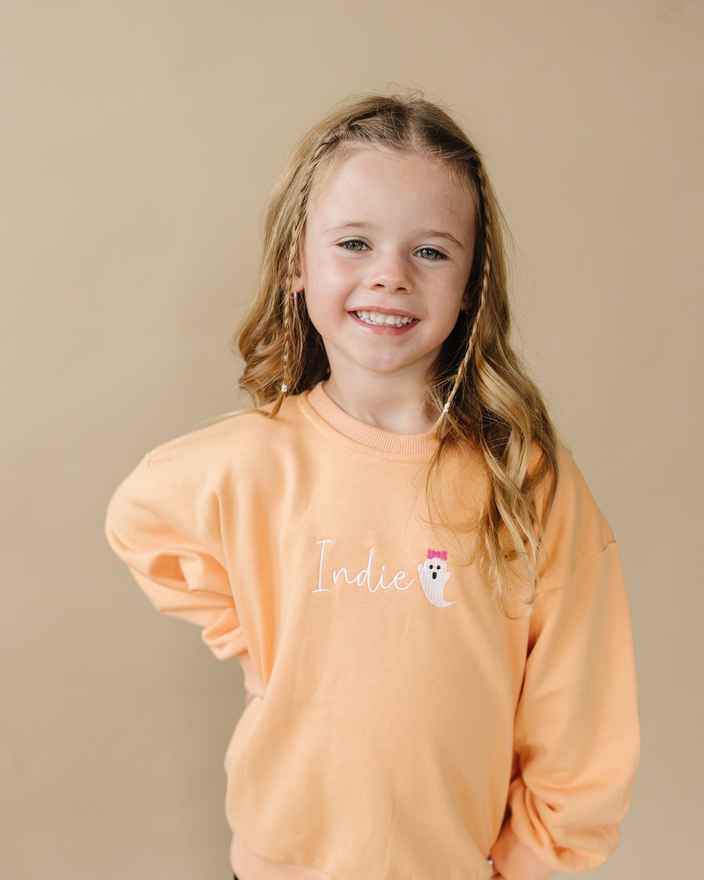 Sweatshirt mit Rundhalsausschnitt und individueller Stickerei - Creamsicle Orange