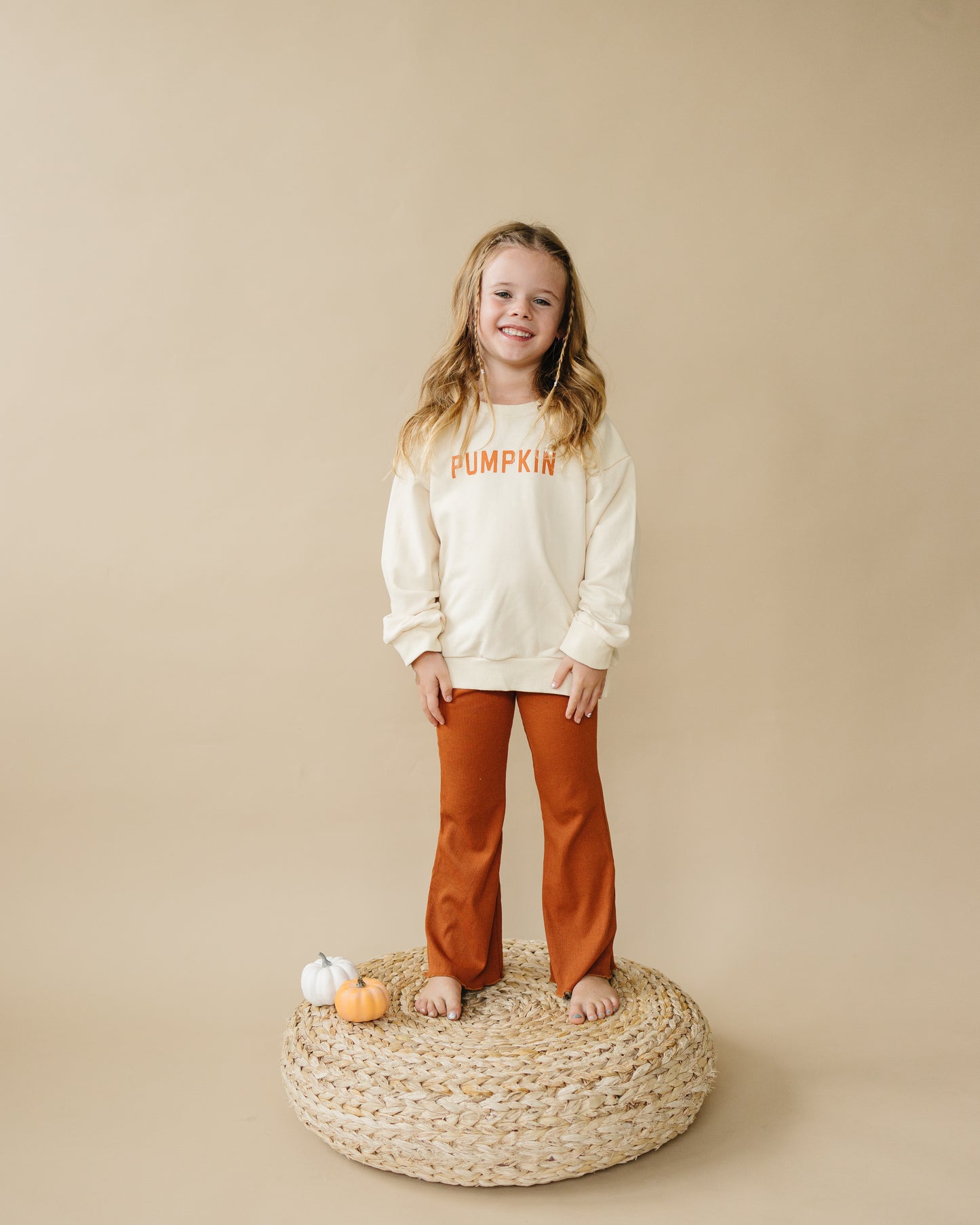 Cremefarbenes Sweatshirt mit Rundhalsausschnitt und „Kürbis“-Print