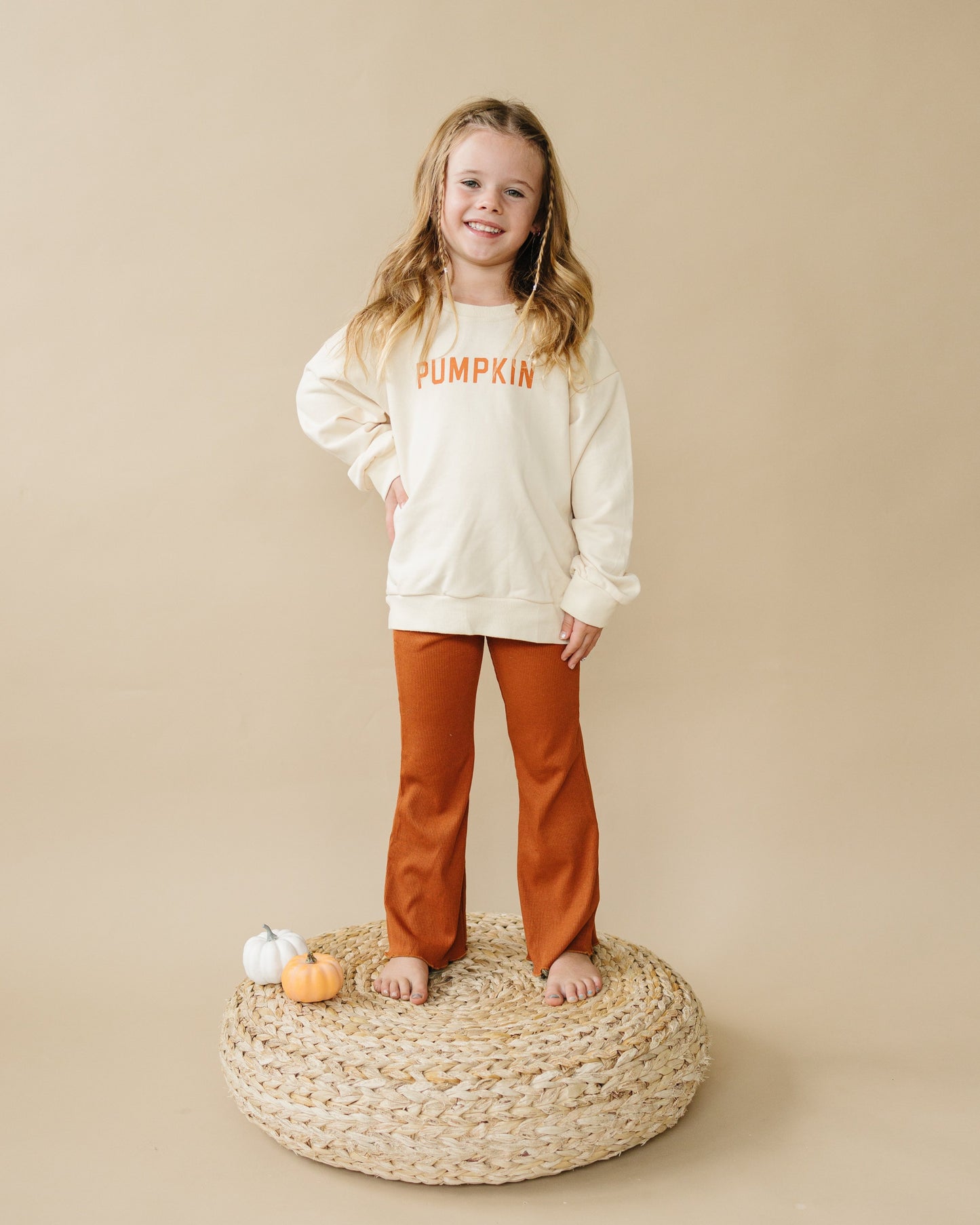 Cremefarbenes Sweatshirt mit Rundhalsausschnitt und „Kürbis“-Print