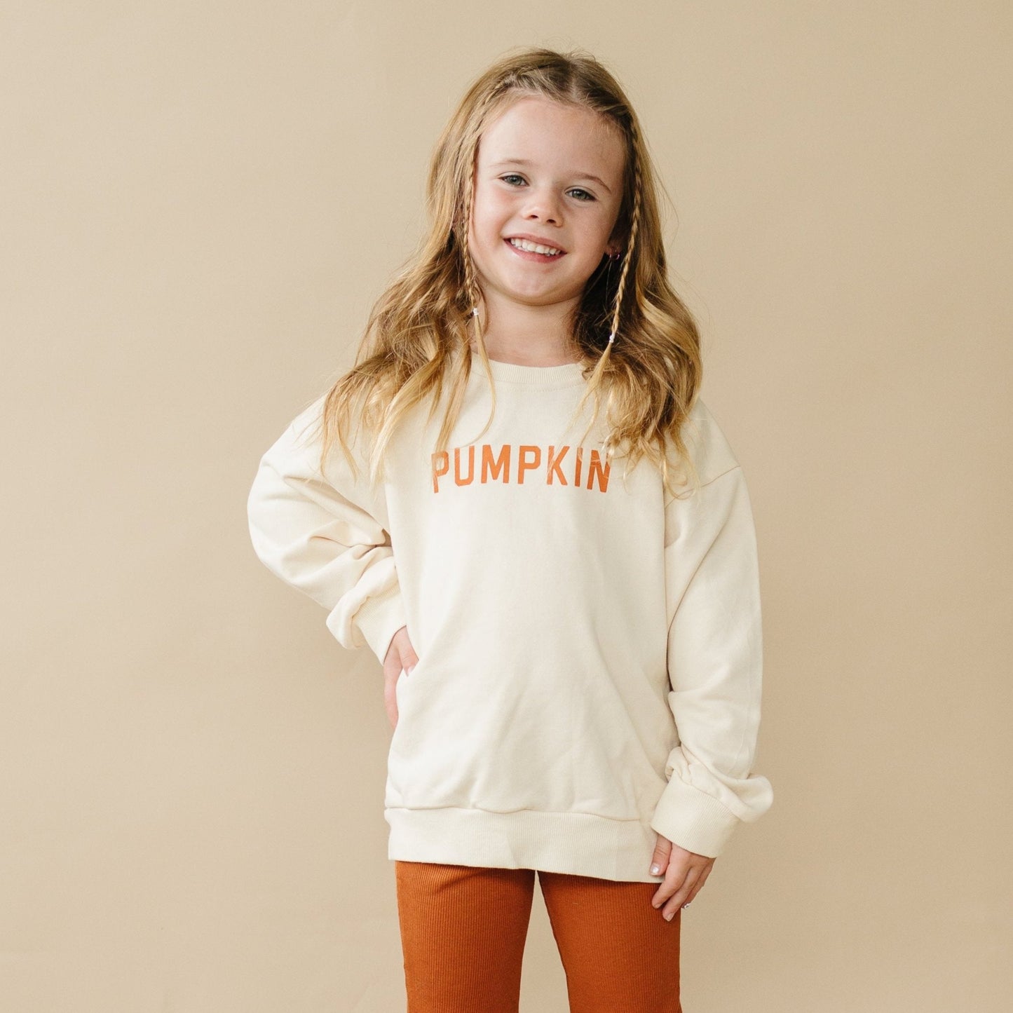 Cremefarbenes Sweatshirt mit Rundhalsausschnitt und „Kürbis“-Print