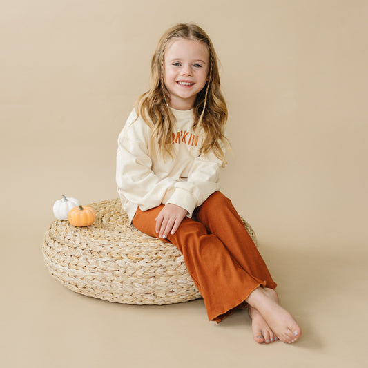 Cremefarbenes Sweatshirt mit Rundhalsausschnitt und „Kürbis“-Print