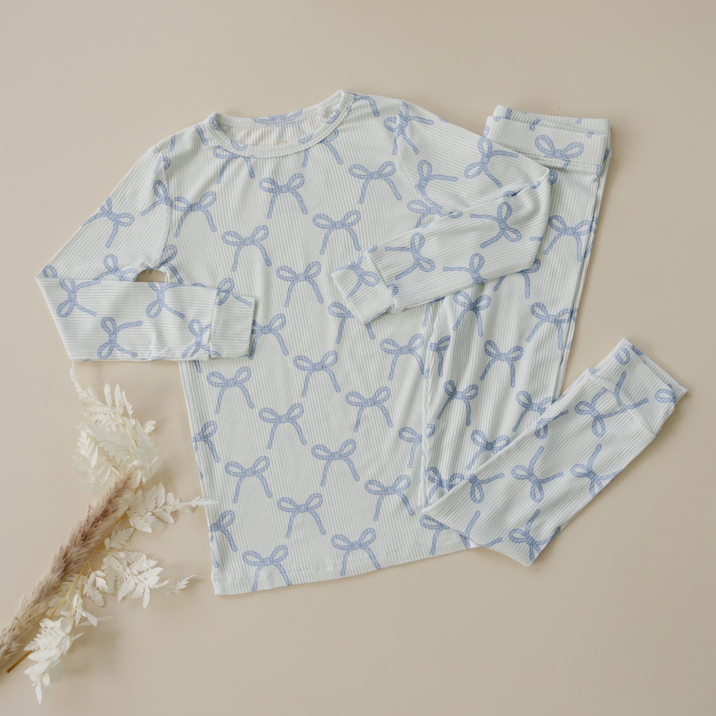 Blushing Bows – 2-teiliges Pyjama-Set aus geripptem Bambus