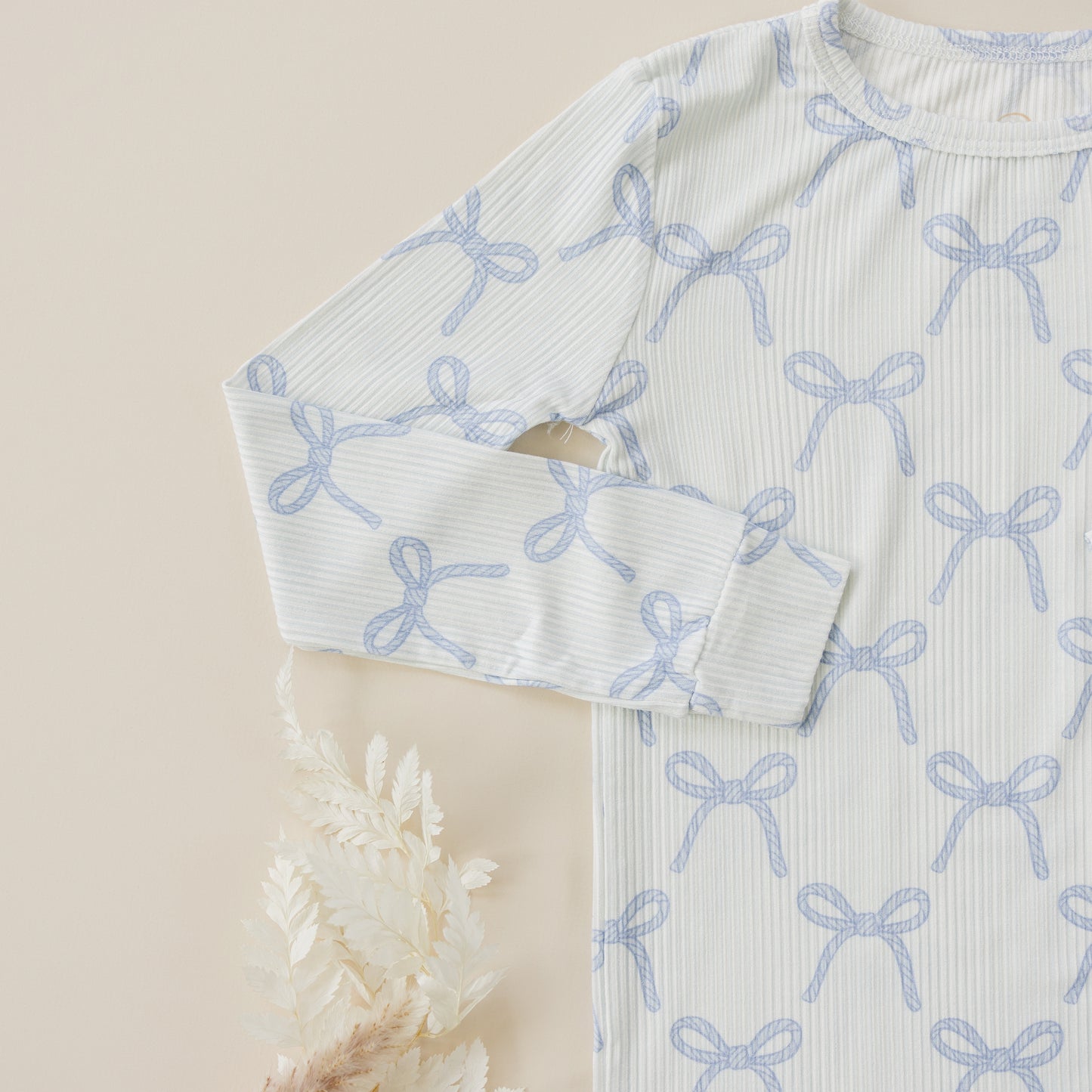Blushing Bows – 2-teiliges Pyjama-Set aus geripptem Bambus
