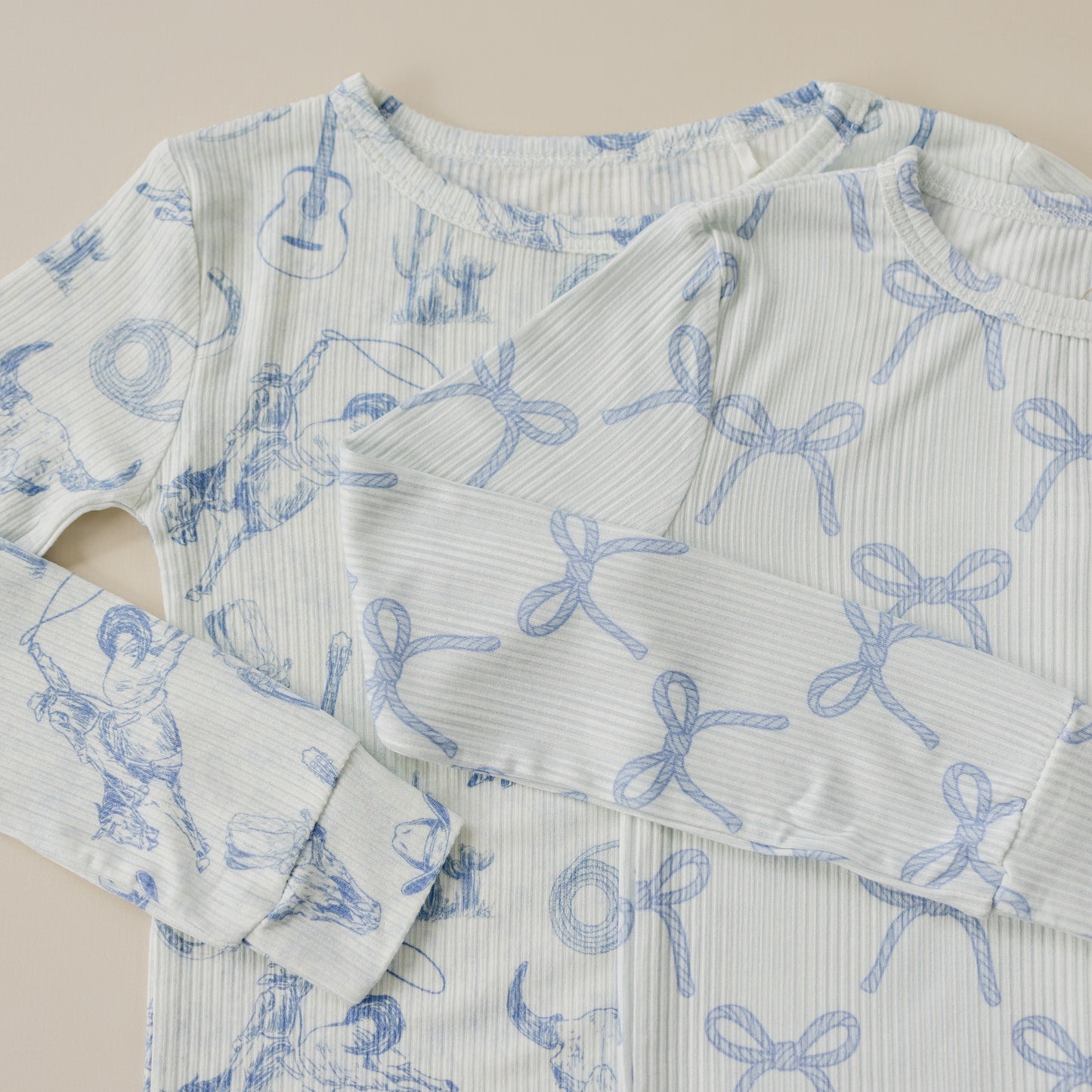 Blushing Bows – 2-teiliges Pyjama-Set aus geripptem Bambus