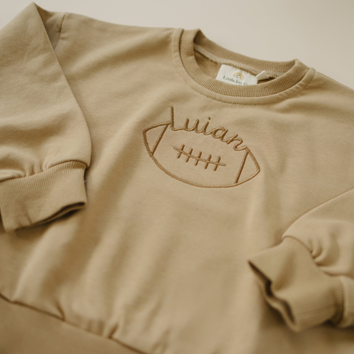 Sweatshirt mit Rundhalsausschnitt und individueller Stickerei
