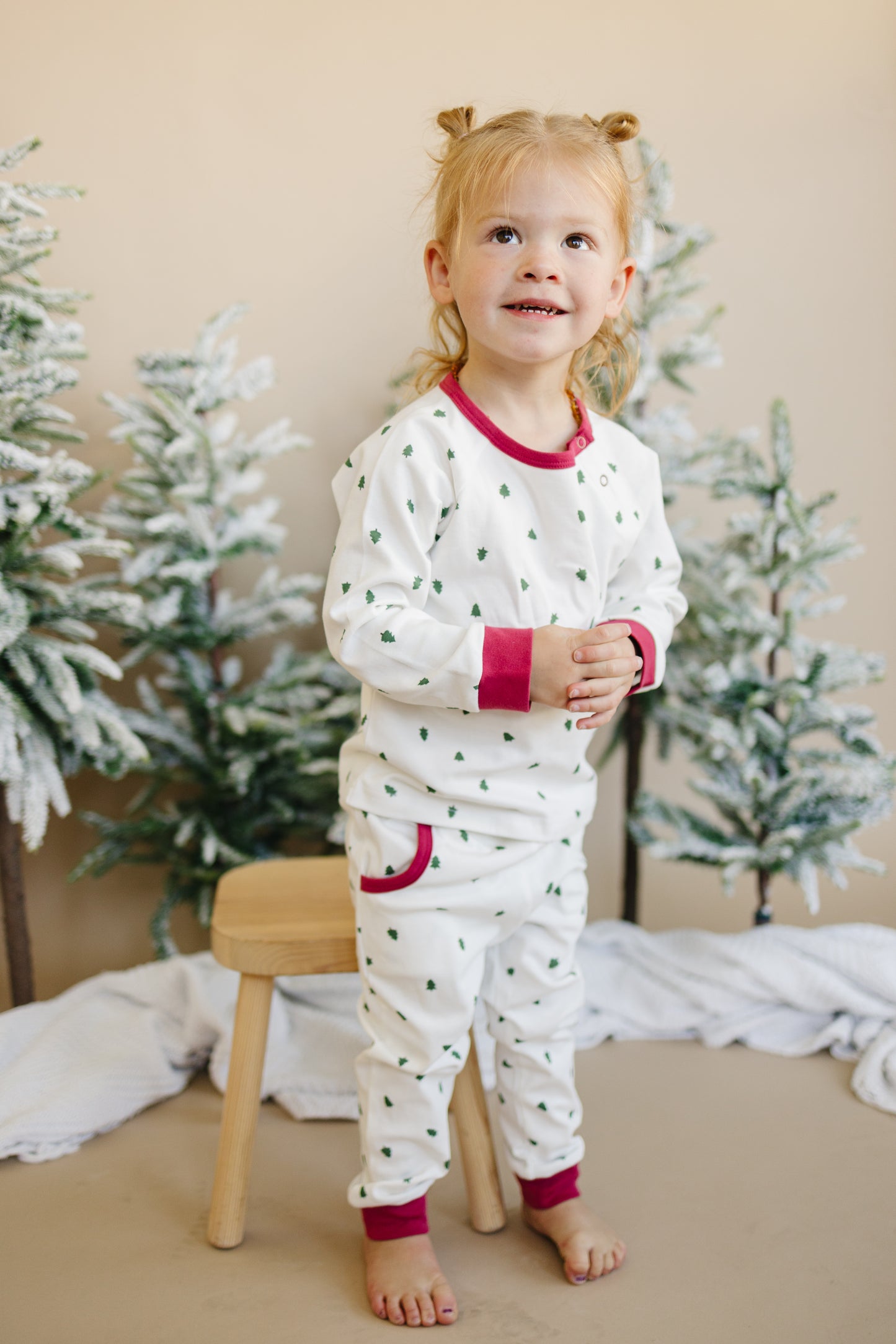 Weihnachts-Loungeset „Tiny Trees“ aus Bio-Baumwolle