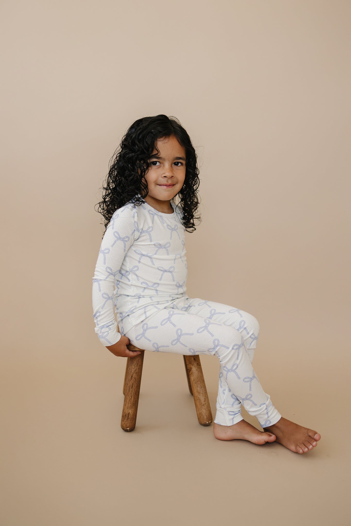 Blushing Bows – 2-teiliges Pyjama-Set aus geripptem Bambus
