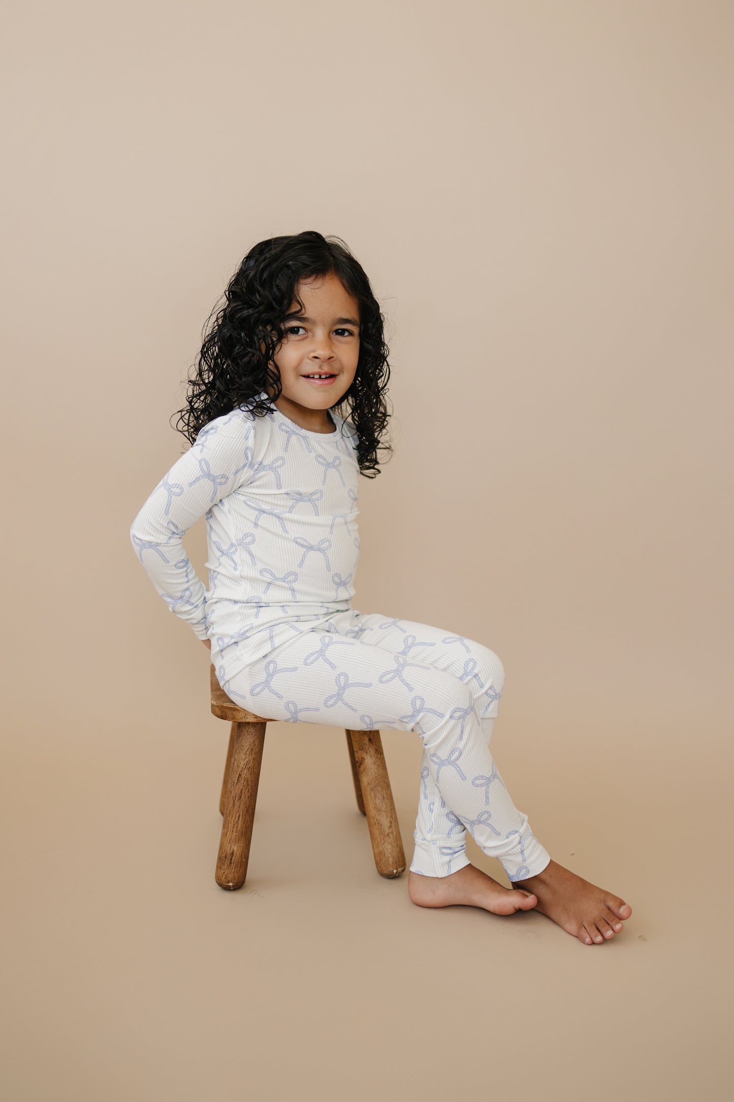 Blushing Bows – 2-teiliges Pyjama-Set aus geripptem Bambus