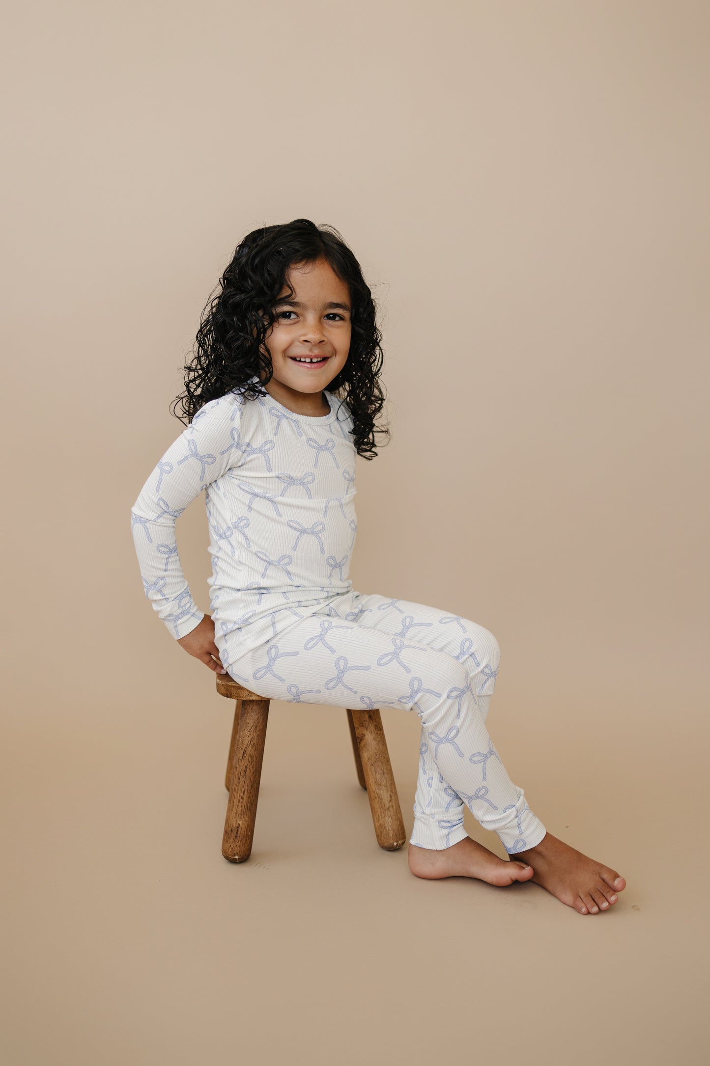 Blushing Bows – 2-teiliges Pyjama-Set aus geripptem Bambus